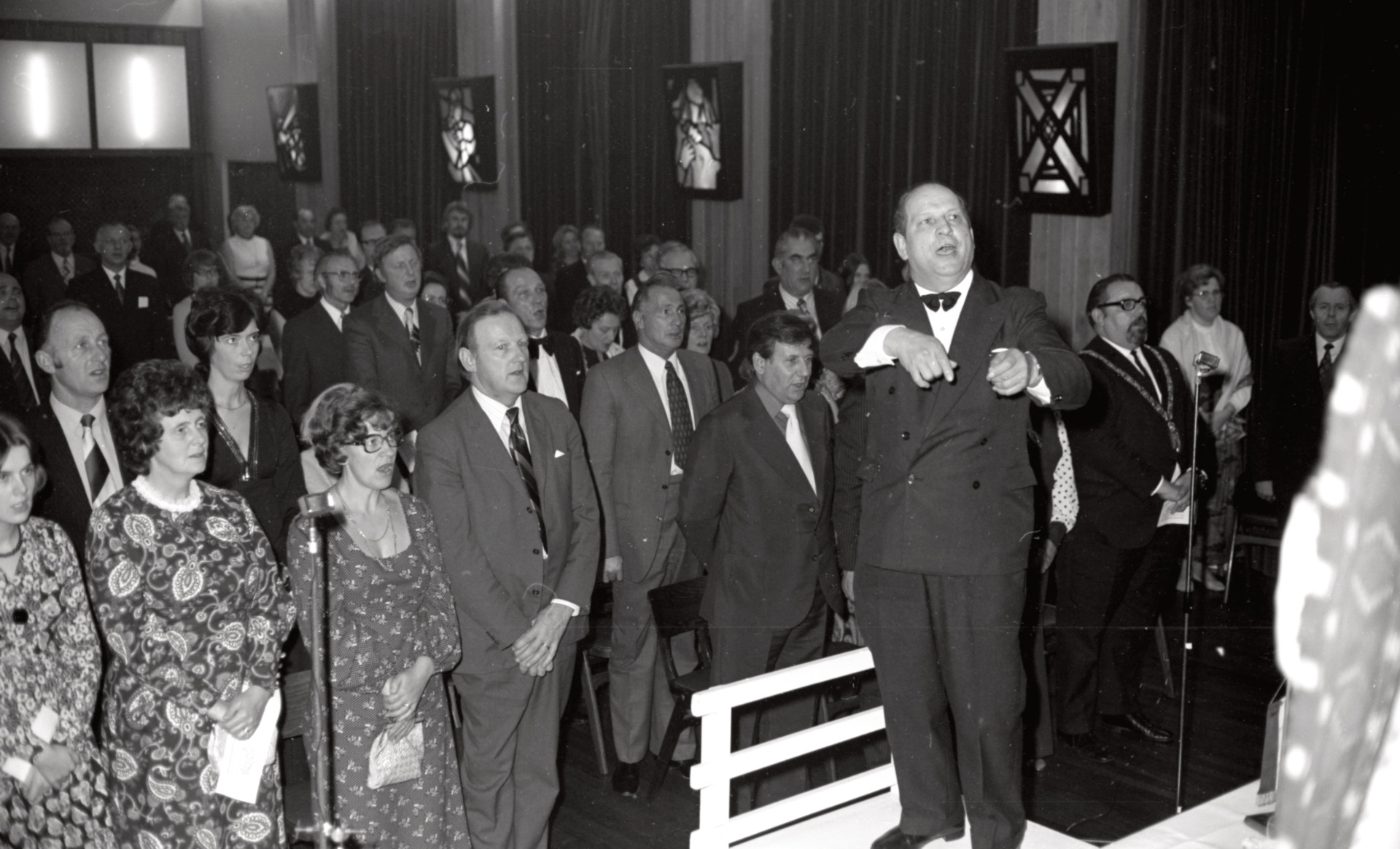 Vladislavs Rītiņš diriģē jaukto kori 'Senatne' Valsts svētku sarīkojumā DVF Koventrijas nodaļas īpašumā 'Mūsmājas', Volstona, Varvikšīra, 1970. gada 18. novembris.