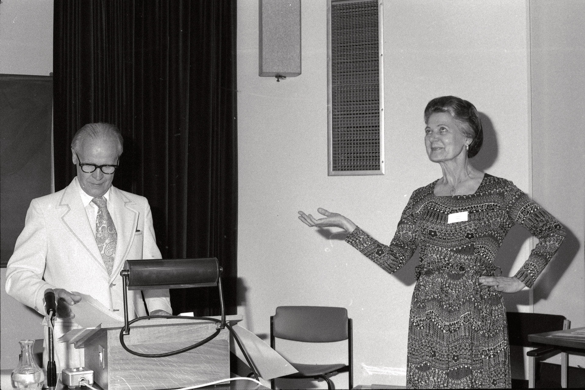 Latviešu Ārstu un Zobārstu Apvienības 5. kongress Londonā, 1977. gada 24. jūlijā. No kr. apvienības priekšnieks Ferdinands Valdmanis un zobārste Tamāra Rītere (Milvoki, ASV) pēc referāta 'Ko mēs redzam, ko neredzam uz žokļu rentgenogrammas?'.