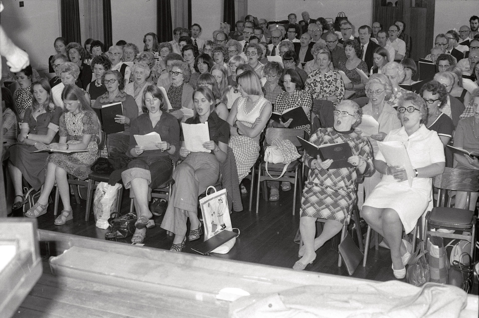Apvienoto latviešu koru mēģinājums DVF Koventrijas nodaļas īpašumā 'Mūsmājas', Volstona, Varvikšīra, 1974. gads.