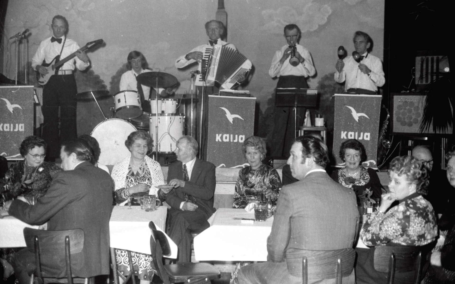 Mūzikas ansamblis 'Kaija' no Mansfīldas uzstājas 1975. gada sagaidīšanas pasākumā DVF Koventrijas nodaļas īpašumā 'Mūsmājas', Volstona, Varvikšīra, 1974. gada 31. decembris.