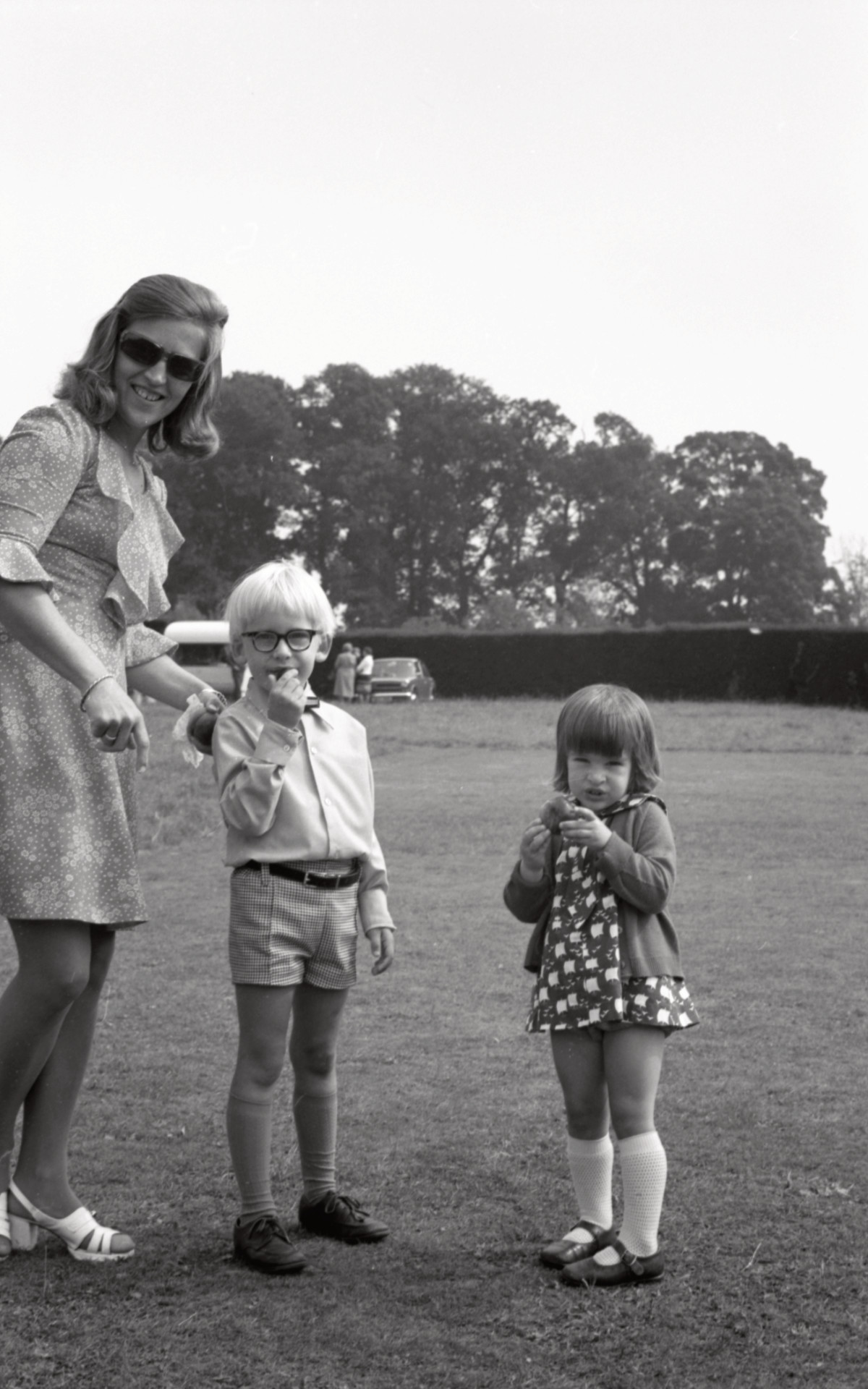 Astrīda Ligers ar bērniem Kimu un mazo Ingrīdu, viesojoties LNPL Latviešu mājā Almelijā, Herefordšīrā, ap 1974. gadu.