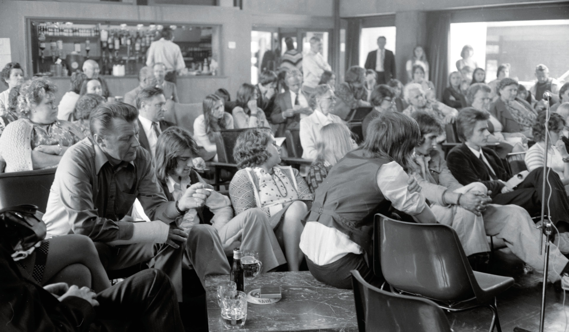 Diskusijas 2. Anglijas latviešu jaunatnes svētkos Lesteras universitātē 1974. gada 31. augustā. Pirmajā rindā no kr. Daumants Heisters, Raimonds Dāle, Gunta Turciņa, Arnolds Dāle (no mugurpuses), Bergmanis un Modris Bite.