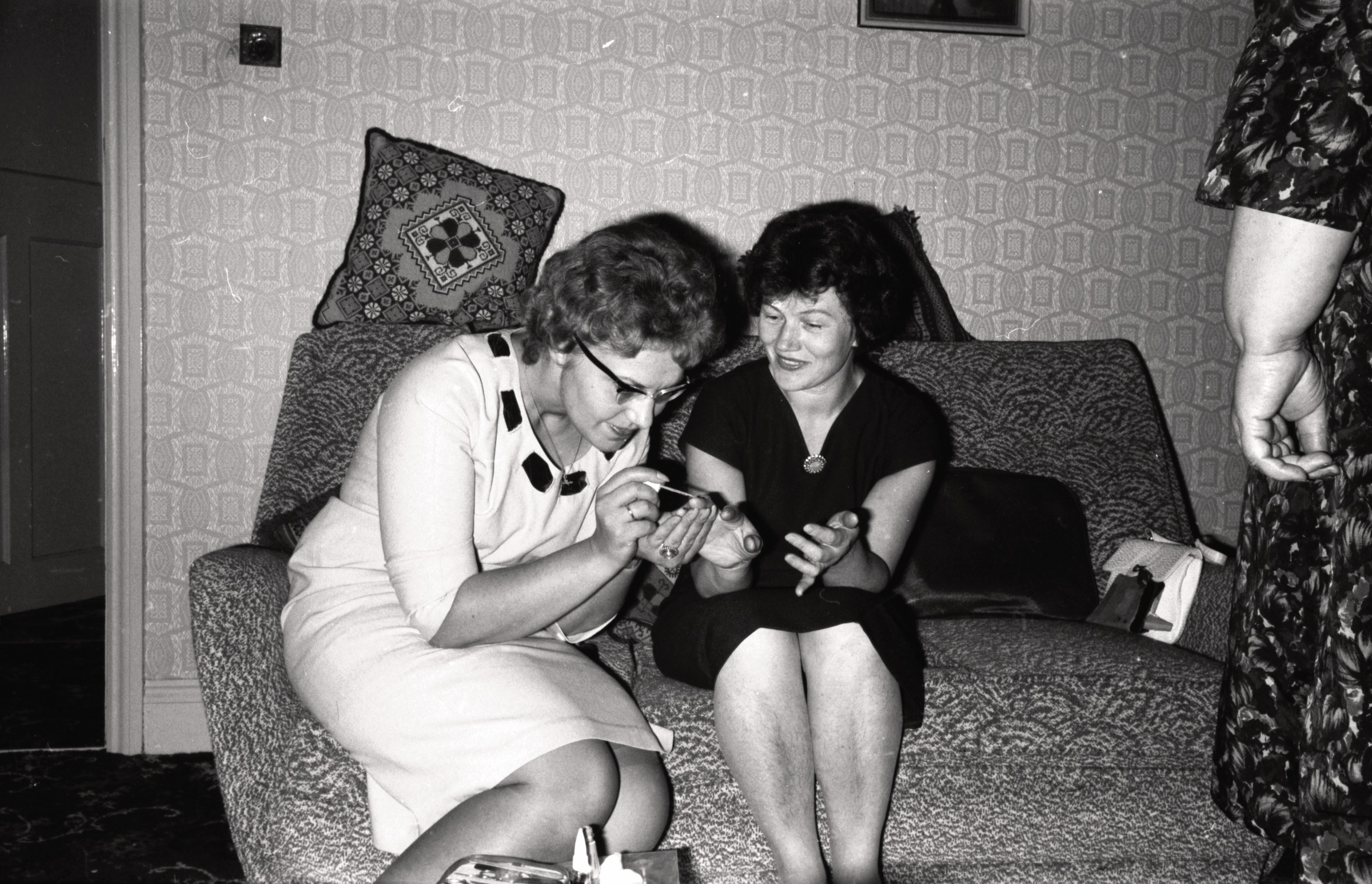 Priekšnesums jauno latviešu dejotāju izpildījumā LNPL Latviešu mājā Almelijā, Herefordšīrā, 1978. gads. No kr. ar vainagu Pauls Muravskis, nezināms, Daunis Auers, Tamāra Dempsey, Andrejs Pipistrelli, notupusies fotografē Astrīda Ligere.