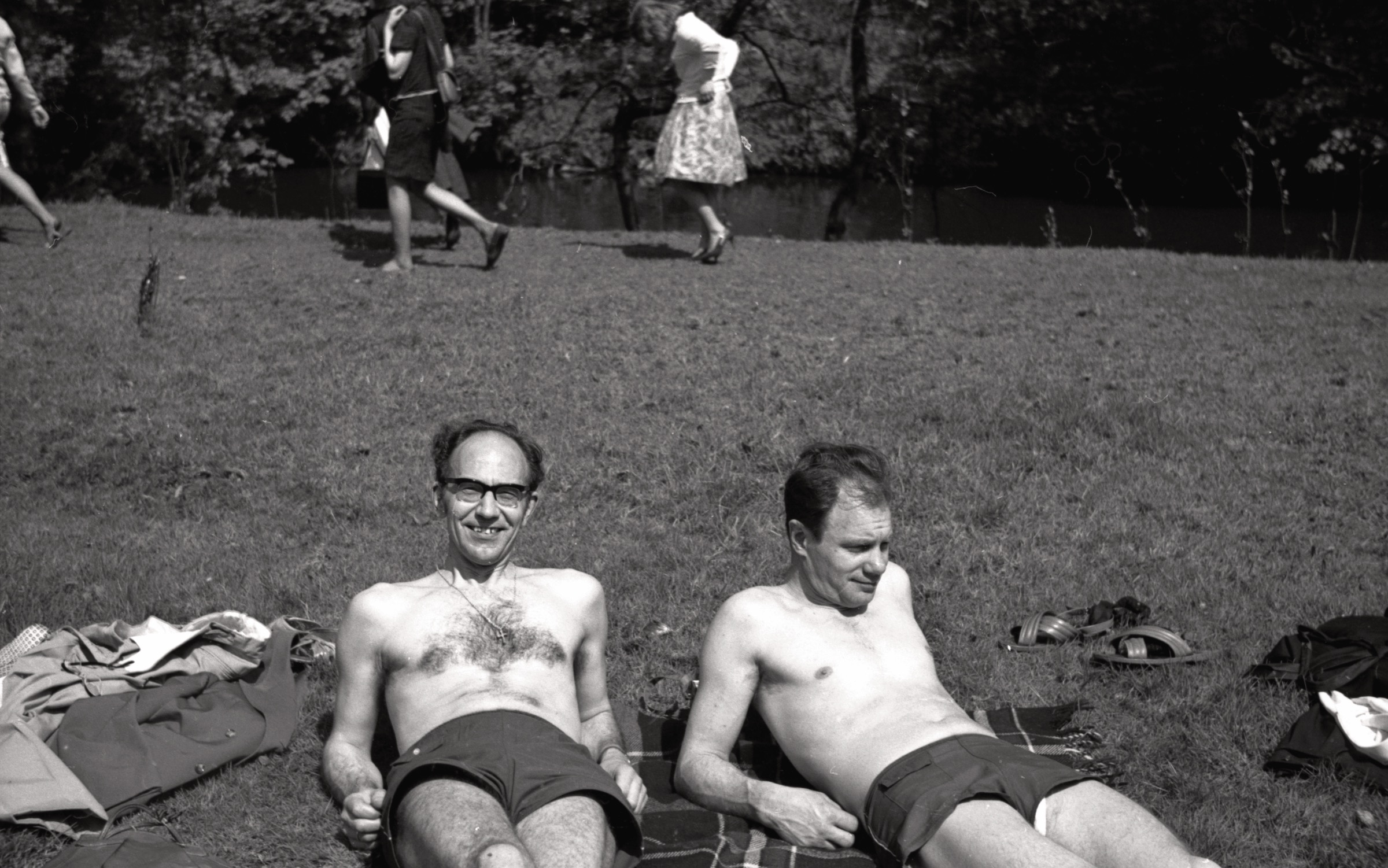 Atpūtas brīdis, Bredforda, 1960. gads. No kr. Valters Skrastiņš un Alfrēds Tālbergs.