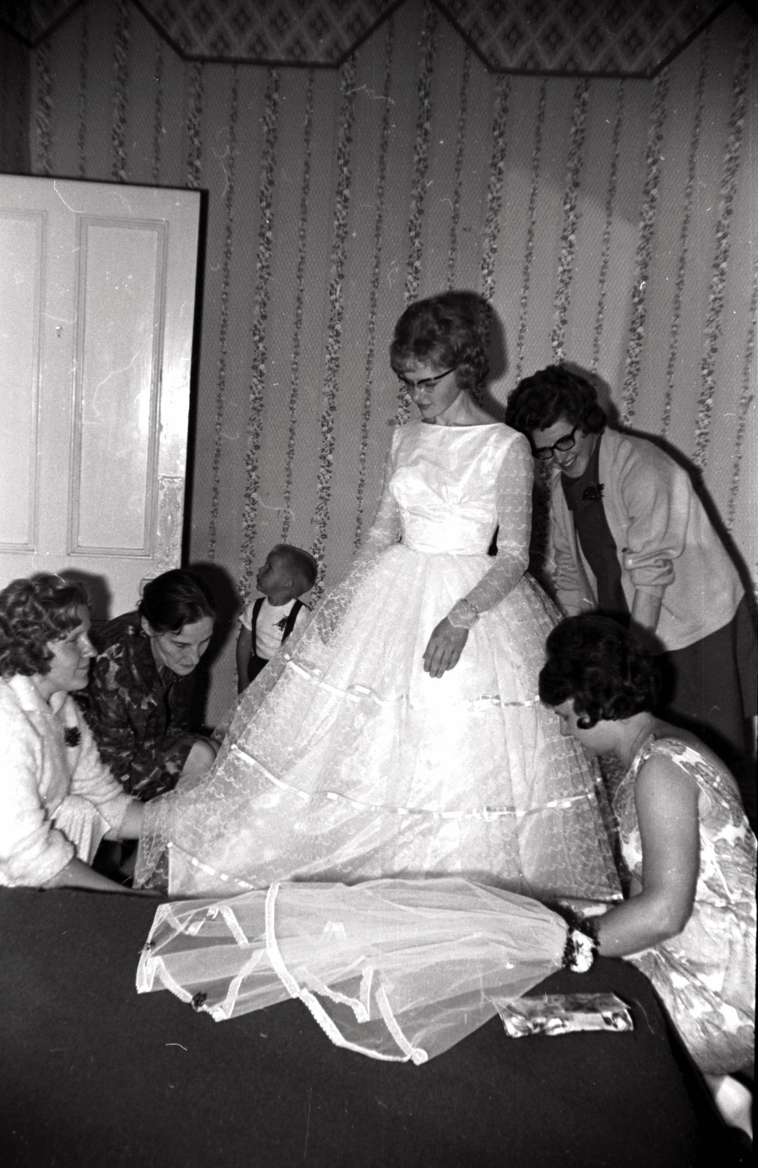 Maijas Ceriņas un Valda Avotiņa kāzu diena, Bredforda, 1964. gada 23. augusts. No kr. Zenta Blezūrs, Anna Ceriņa, mazais Rolands Blezūrs, līgava Maija Ceriņa, Māra Powell un Rita Jefimova.