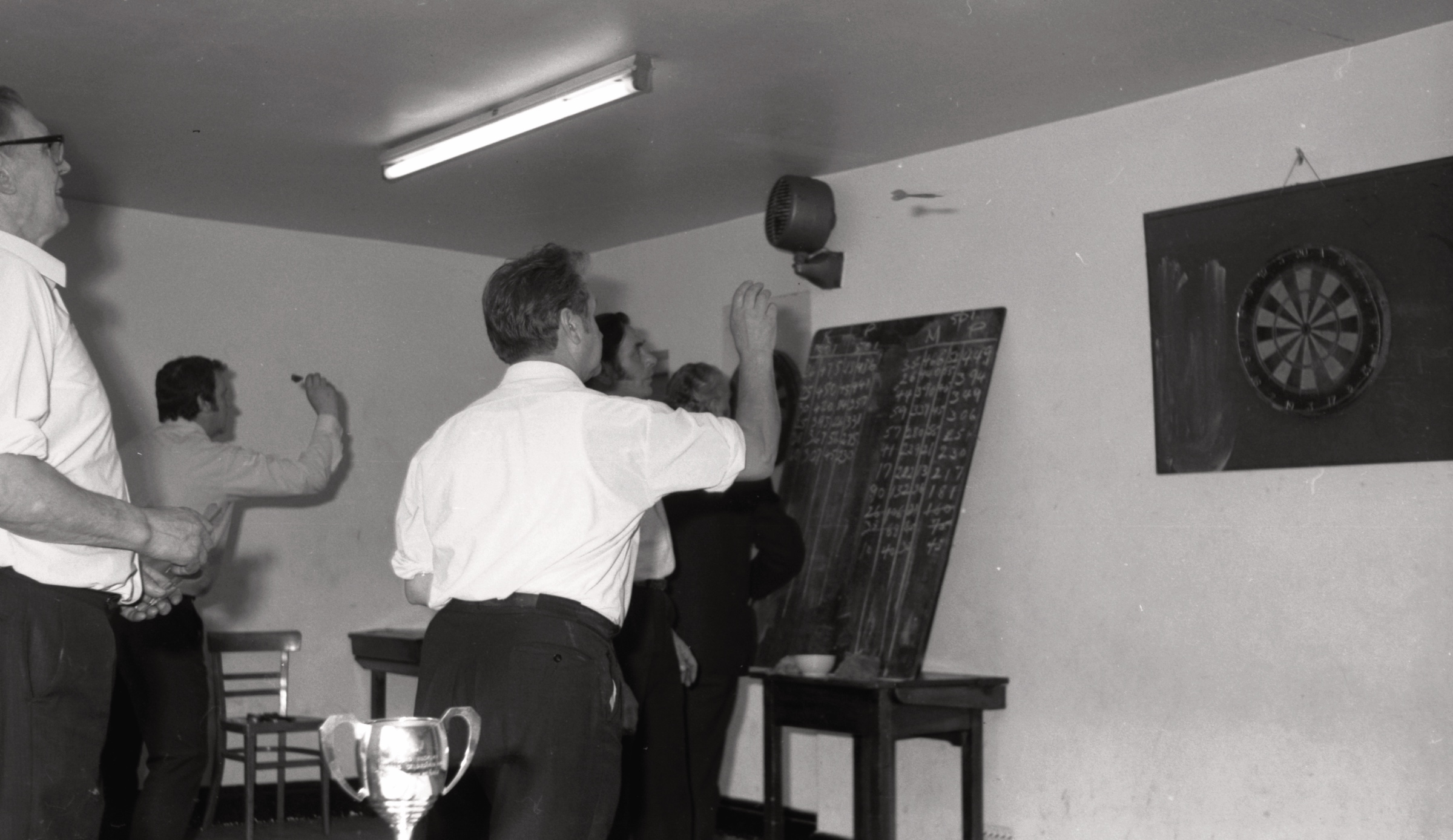 Šautriņu mešanas sacensības, iespējams, Bredfordā, 1971. gads. No kr. Hermans Pūce, Bredfordas sporta kluba 'Trimda' priekšnieks.