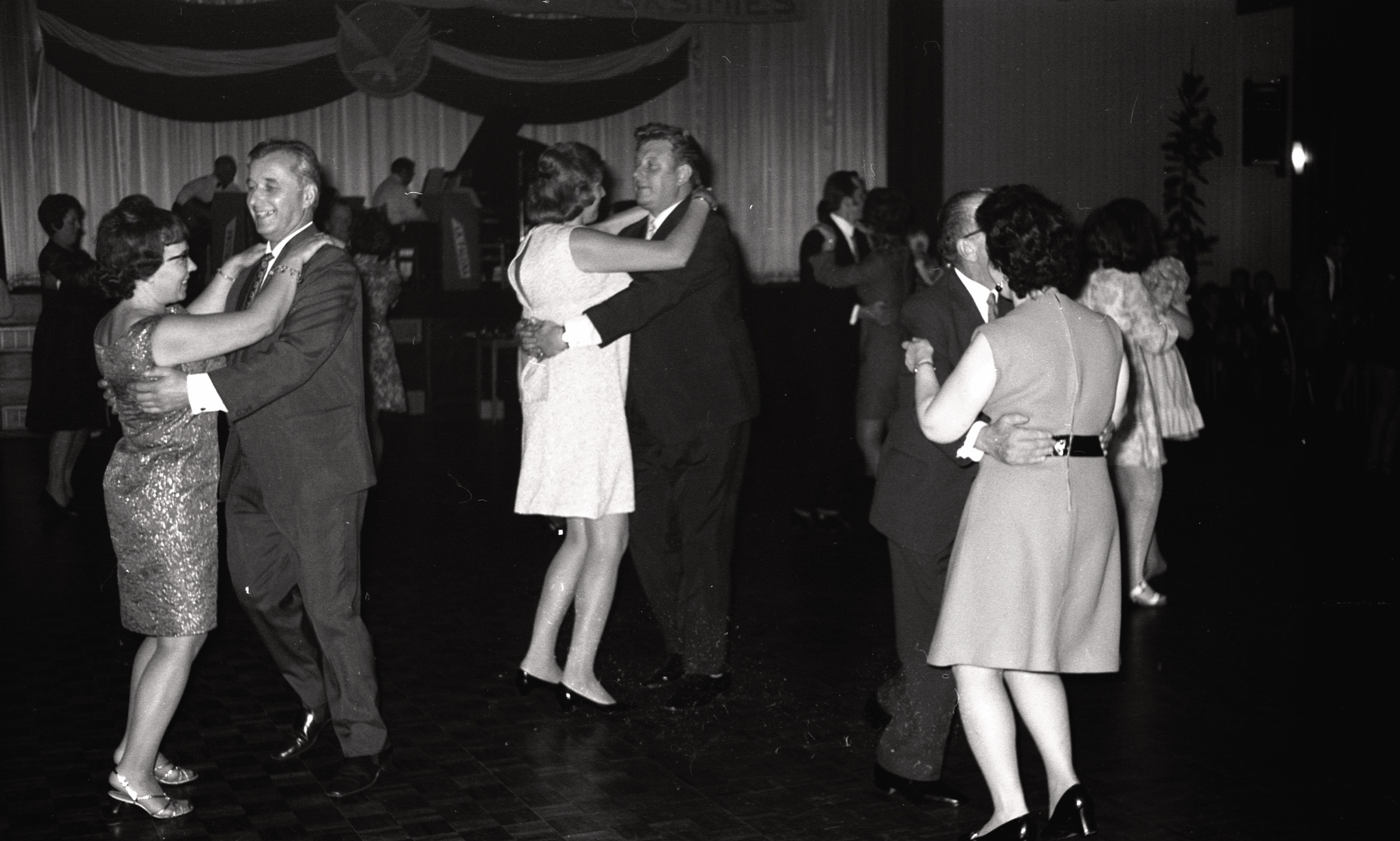 Kāds Daugavas vanagu organizācijas vakara sarīkojums, 1971. gads. Dejo no kr. Alfons Freimanis ar kundzi Austru, vidū Krišjānis Krūmiņš. 