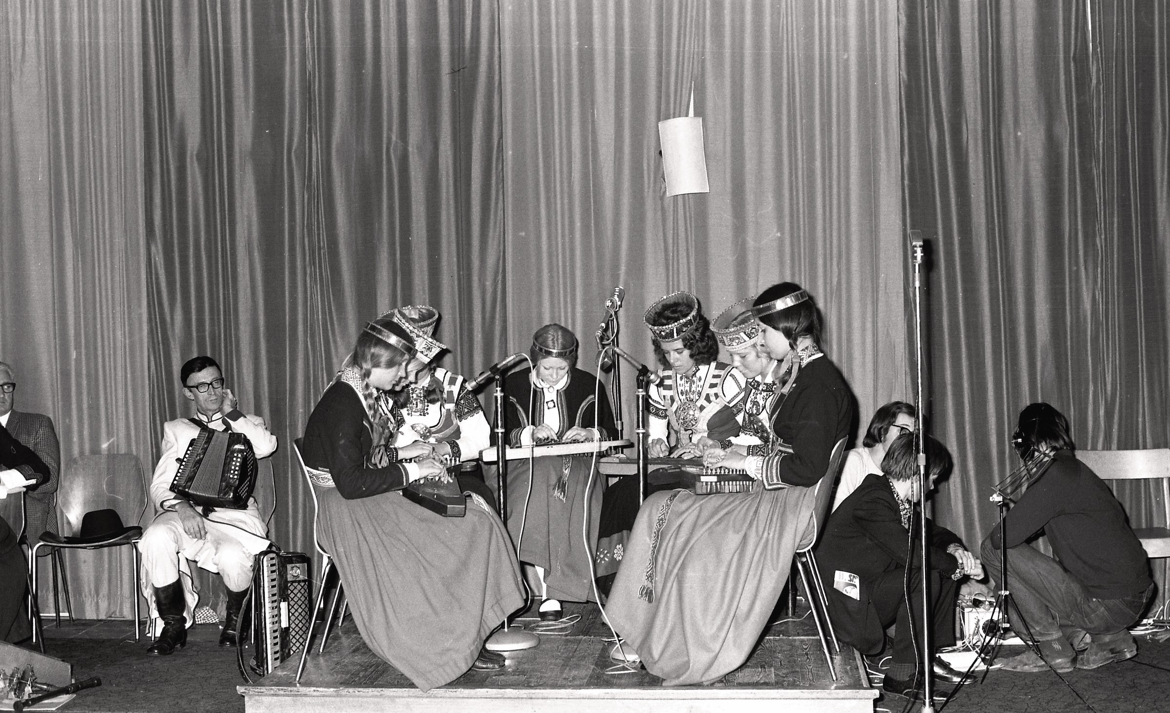 Koklētāji no Ziemeļanglijas 8. Anglijas latviešu dziesmu dienās Lesterā, 1971. gada 30. jūlijs-1. augusts. No kr. ar akordeonu Jānis Vilipsons, koklē Grietiņa Balodis, Baiba Dzītars, Gunta Turciņš, Sandy Radiņš, Inta Gosts, Anna Balodis un Maria Piotrowska.