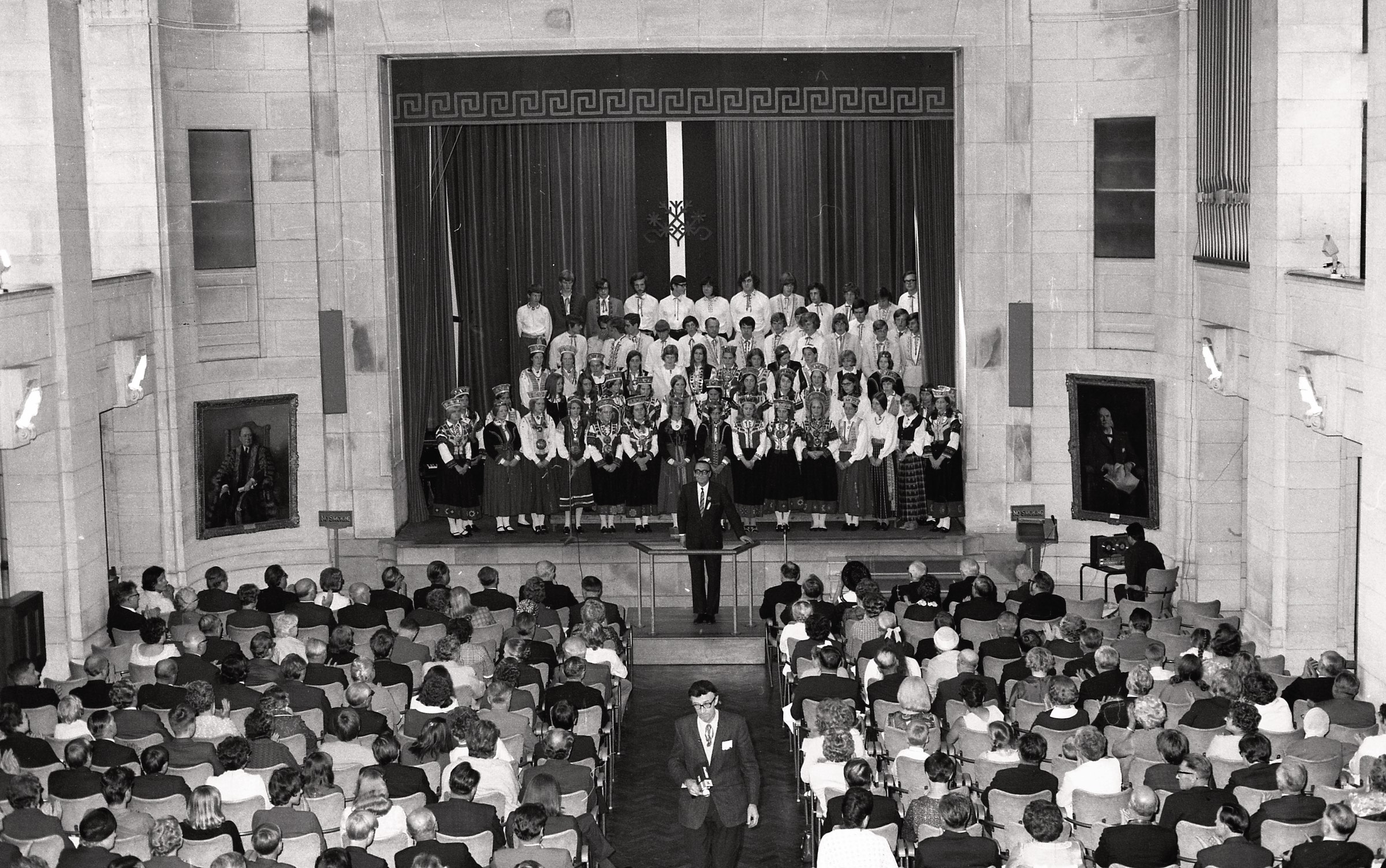 Jauniešu koris un virsdiriģents Alberts Jērums 8. Anglijas latviešu dziesmu dienās Lesteras universitātes telpās, Lestera, 1971. gada 30. jūlijs-1. augusts.