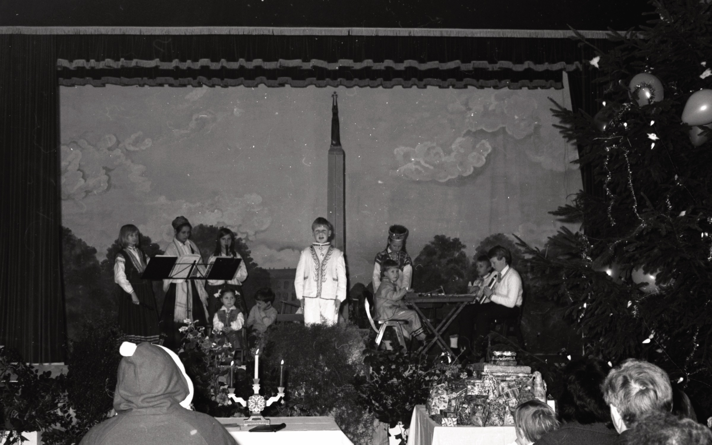 Birmingemas jauniešu ansamblis 'Sienāzīši' uzstājas Ziemassvētku pasākumā DVF Koventrijas nodaļas īpašumā 'Mūsmājas', Volstona, Varvikšīra, 1971. gads. No kr. stāv Inga Krūmiņa, Brigita Kviļums, Janet Āboliņa, vidū Rolands Blezūrs un Brigita Blezūrs, sēž no kr. Anita Blezūrs, Stephen Āboliņš, Ojārs Blezūrs, Egons un Raimonds Piķeļi.