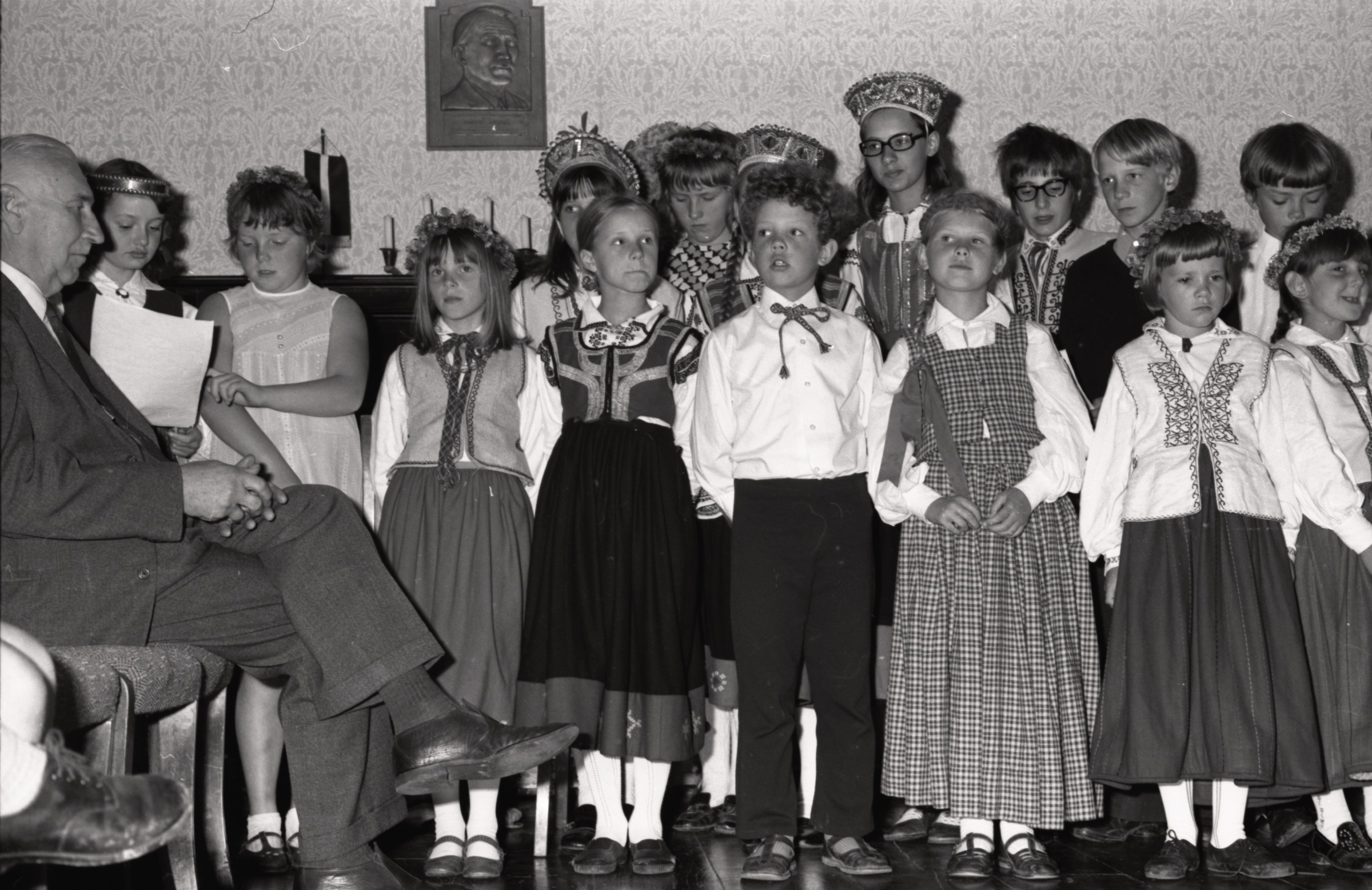 Bērnu nometnes uzstāšanās LNPL Latviešu mājā Almelijā, Herefordšīrā, 1971. gads. Pirmā rindā no kr. Jānis Skujevics, Diāna Bušs, Zelma Ķešāns, Ruta Zaķis, Dzintra Šulcs, Edgars Jansons, Ārija Jefimova, Dace Zaķis, Skaidrīte Maskalāns.