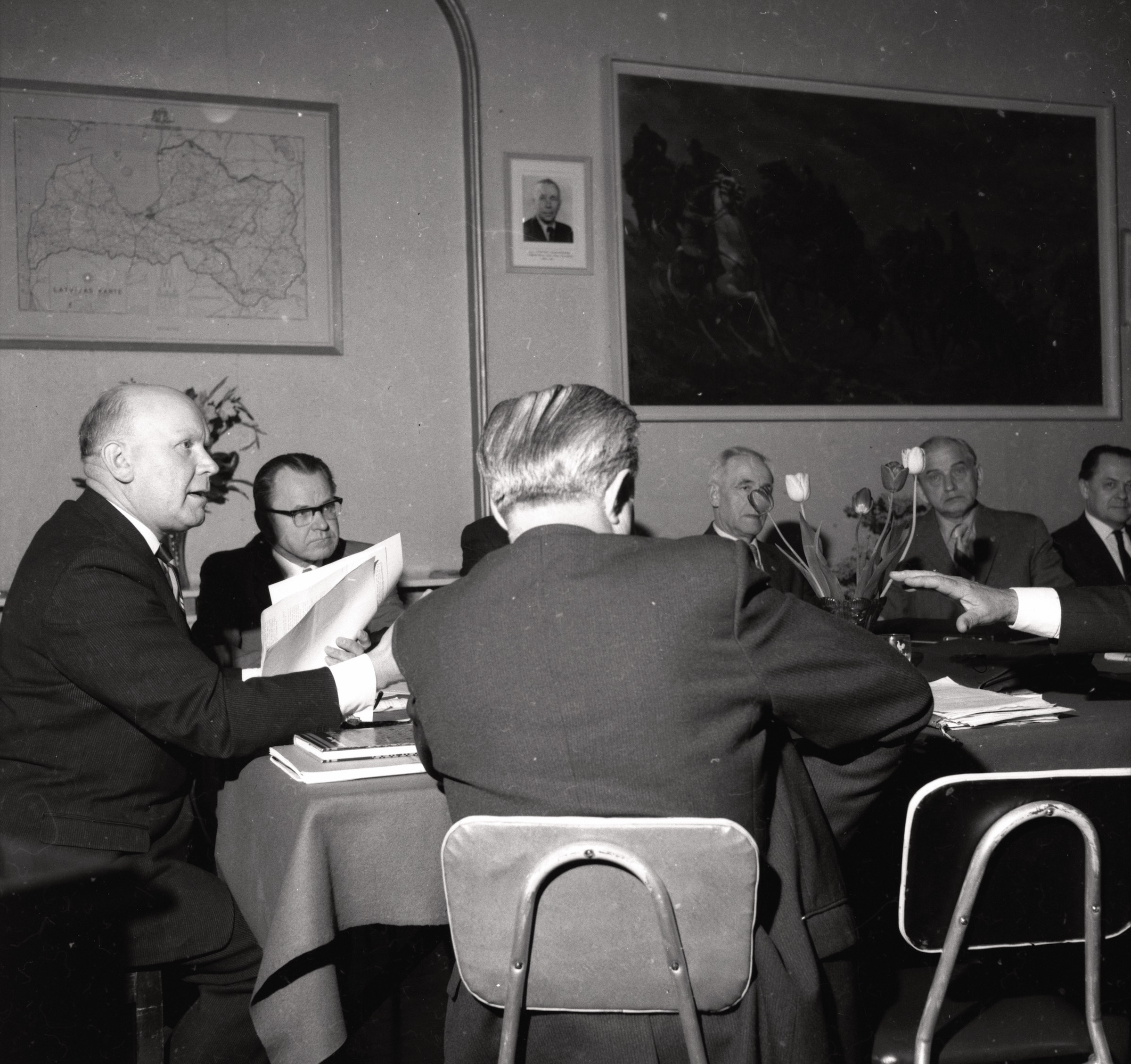 Kādā Daugavas vanagu organizācijas sanāksmē DVF namā Londonā, 1970. gadi. No kr. organizācijas priekšnieks Jānis Frišvalds, ģenerālsekretārs Alfrēds Bērziņš, no muguras iespējams Jānis Ranka, Alfons Freimanis, nezināms, Leopolds Rumba.