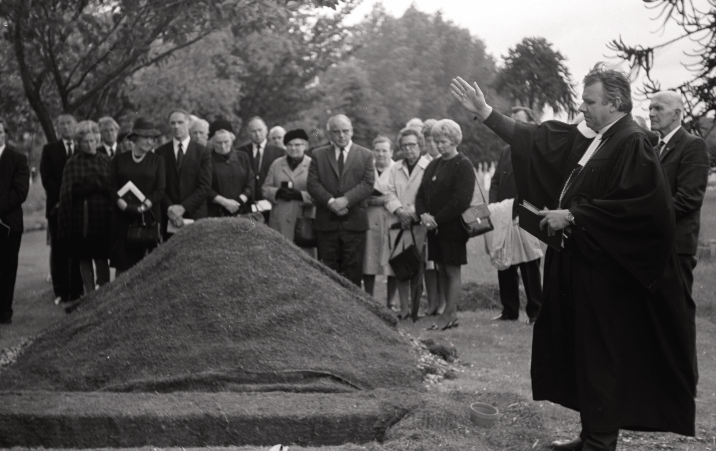 Luterāņu mācītājs Juris Jurģis, izvadot pēdējā gaitā Martu Rozi-Cīrulis Birmingemā, Lodge Hill kapos 1972. gada 27. novembrī.