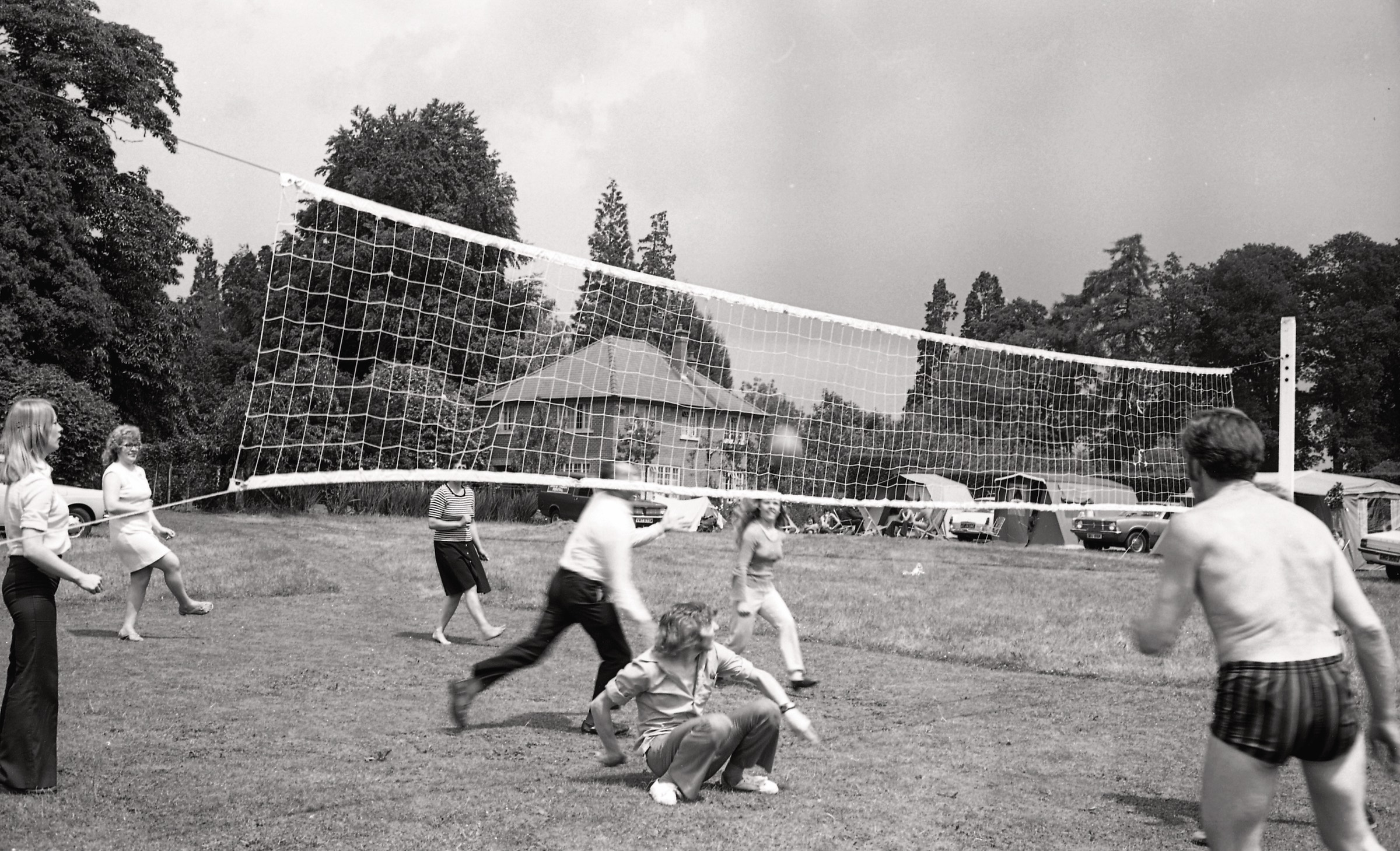 Volejbola spēle LNPL Latviešu mājā Almelijā, Herefordšīrā, 1973. gads.