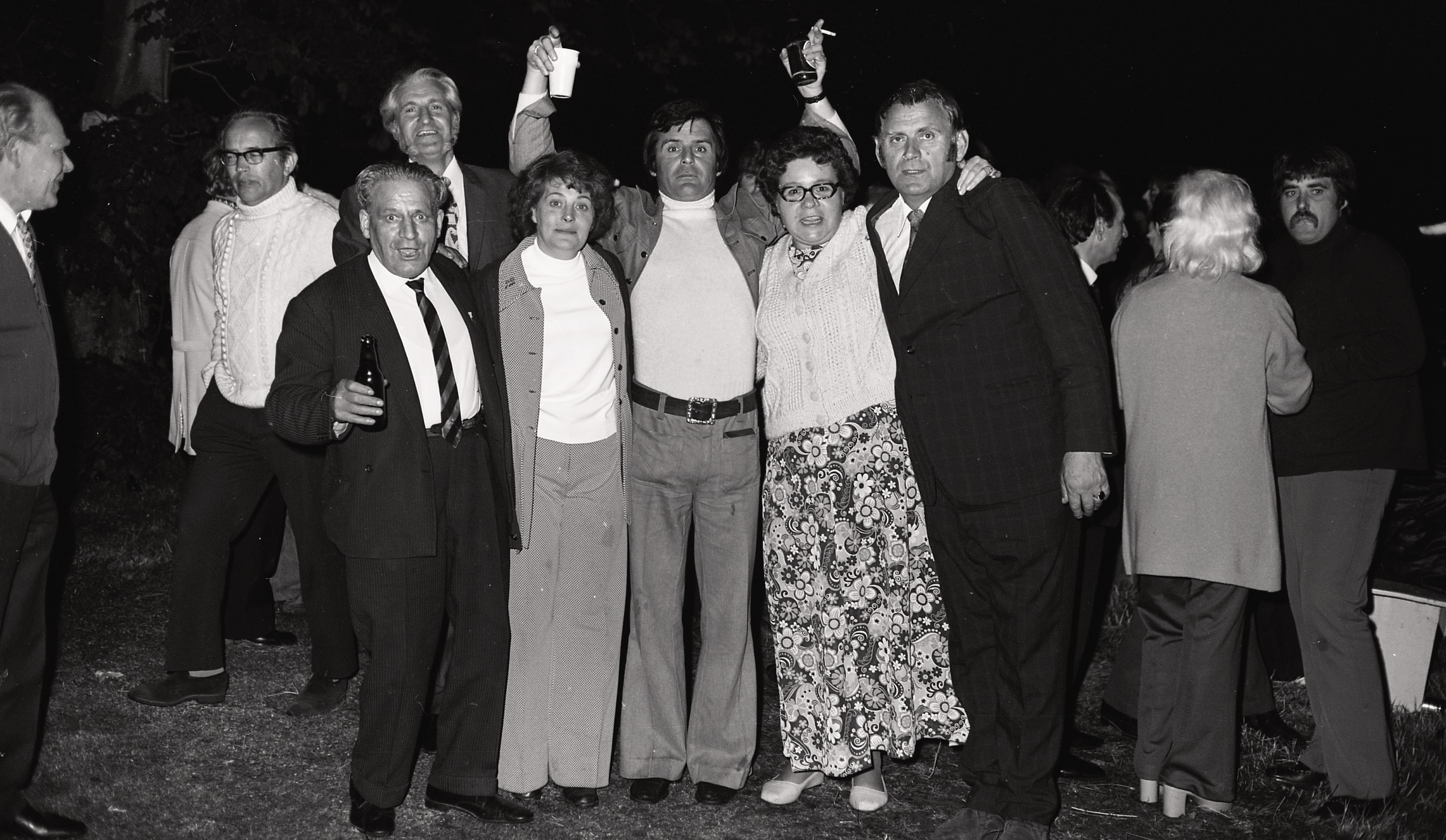 Jāņu bērni LNPL Latviešu mājā Almelijā, Herefordšīra, 1973. gads. Vidū ar paceltām rokām Andrejs Bergmanis.