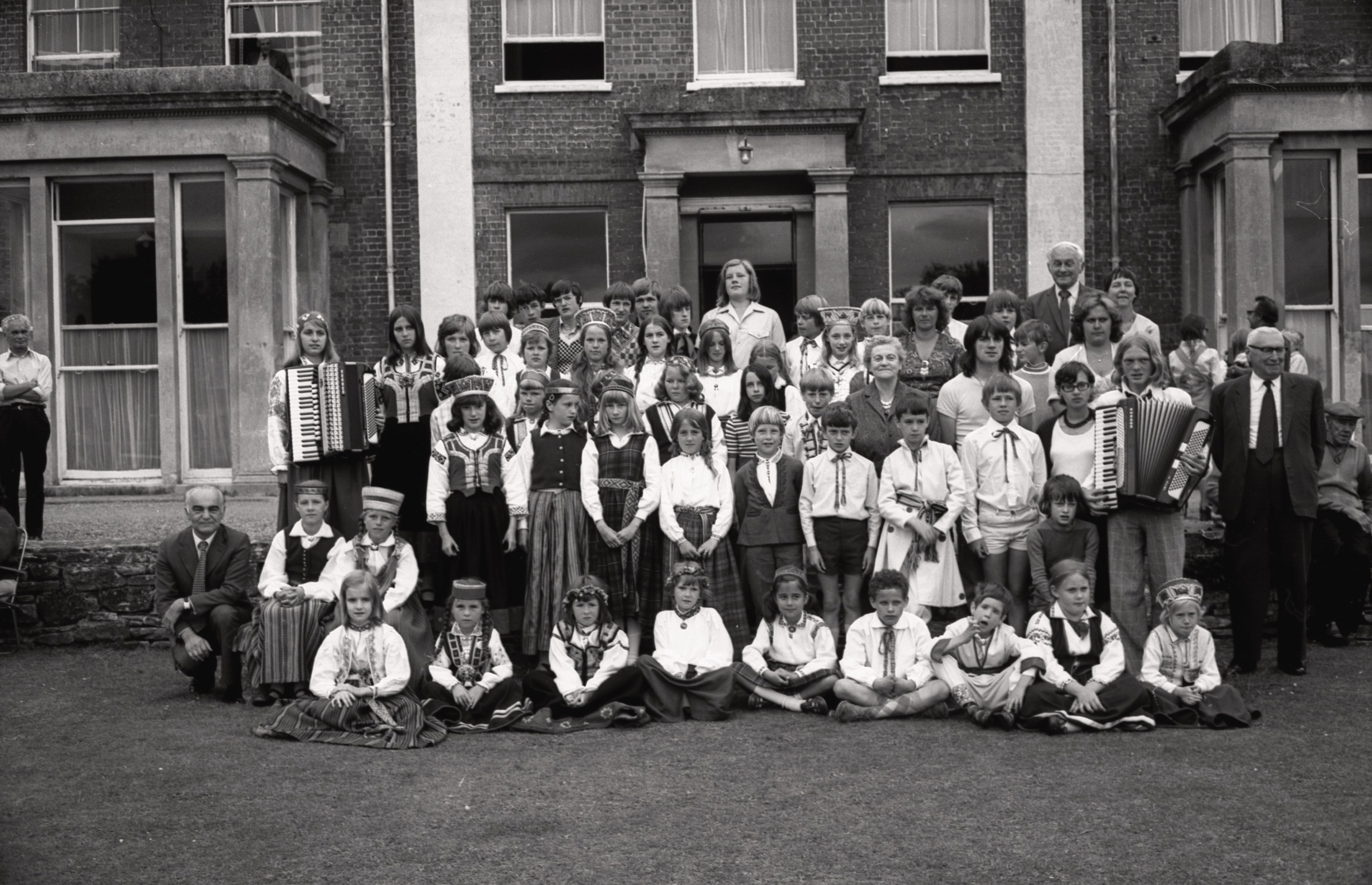 Bērnu nometne LNPL Latviešu mājā Almelijā, Herefordšīrā, 1974. gads. Ar akordeoniem Nora Pūce un Jānis Zaķis.