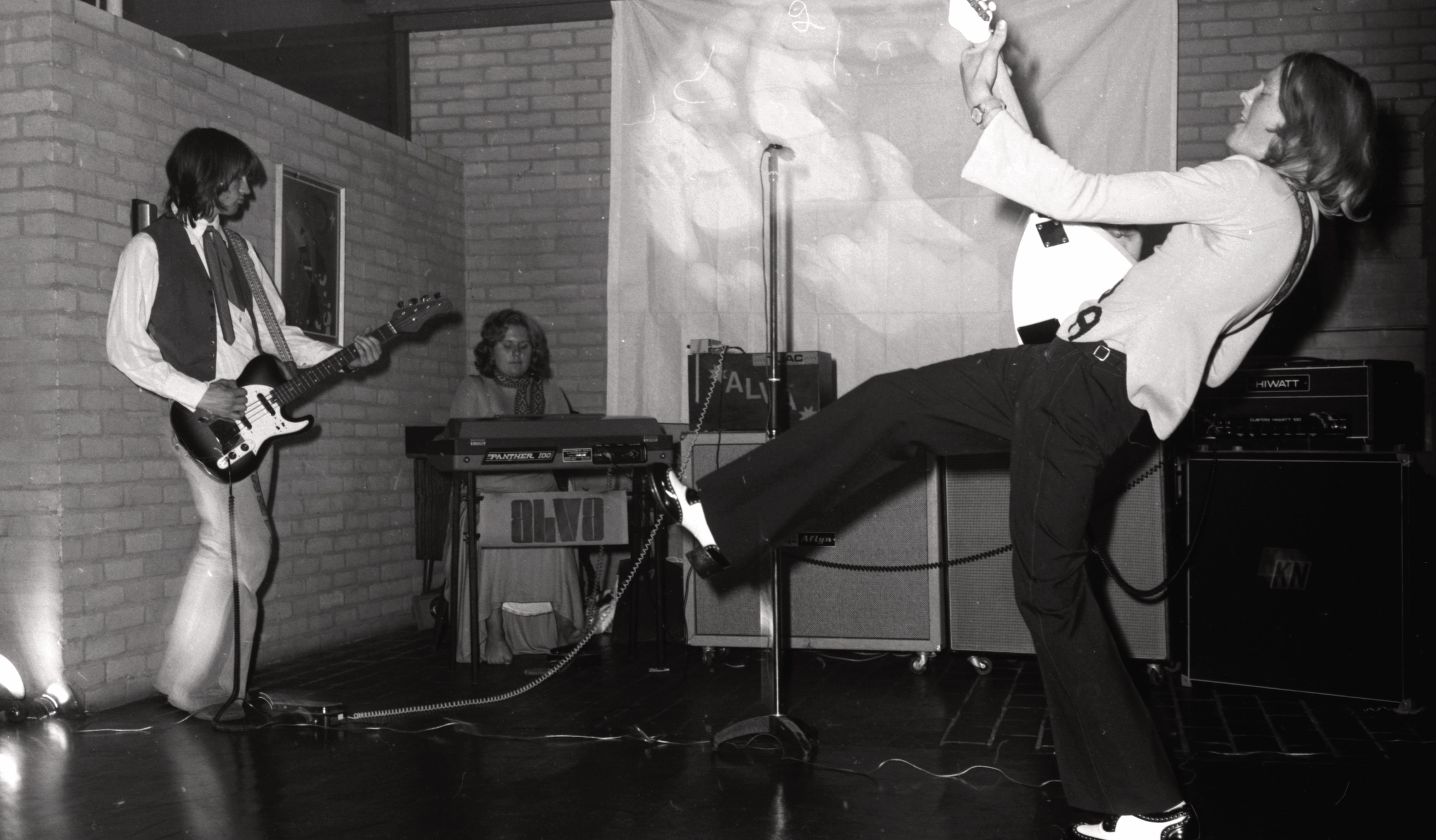 Mūzikas ansamblis 'Alva' uzstājas 2. Anglijas latviešu jaunatnes svētkos Lesteras universitātē 1974. gada 31. augustā. No kr. Raimonds Dāle, Gunta Turciņa un Jānis Zaķis.