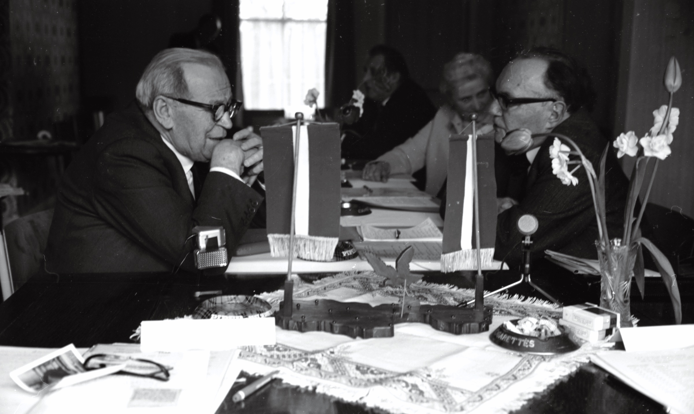 Daugavas vanagu organizācijas sanāksme DVF Boltonas nodaļas jauniegādātajā namā Boltonā ap 1974. gadu. No kreisās Londonas Avīzes redaktors Pēteris Priedītis un Vilis Hāzners.