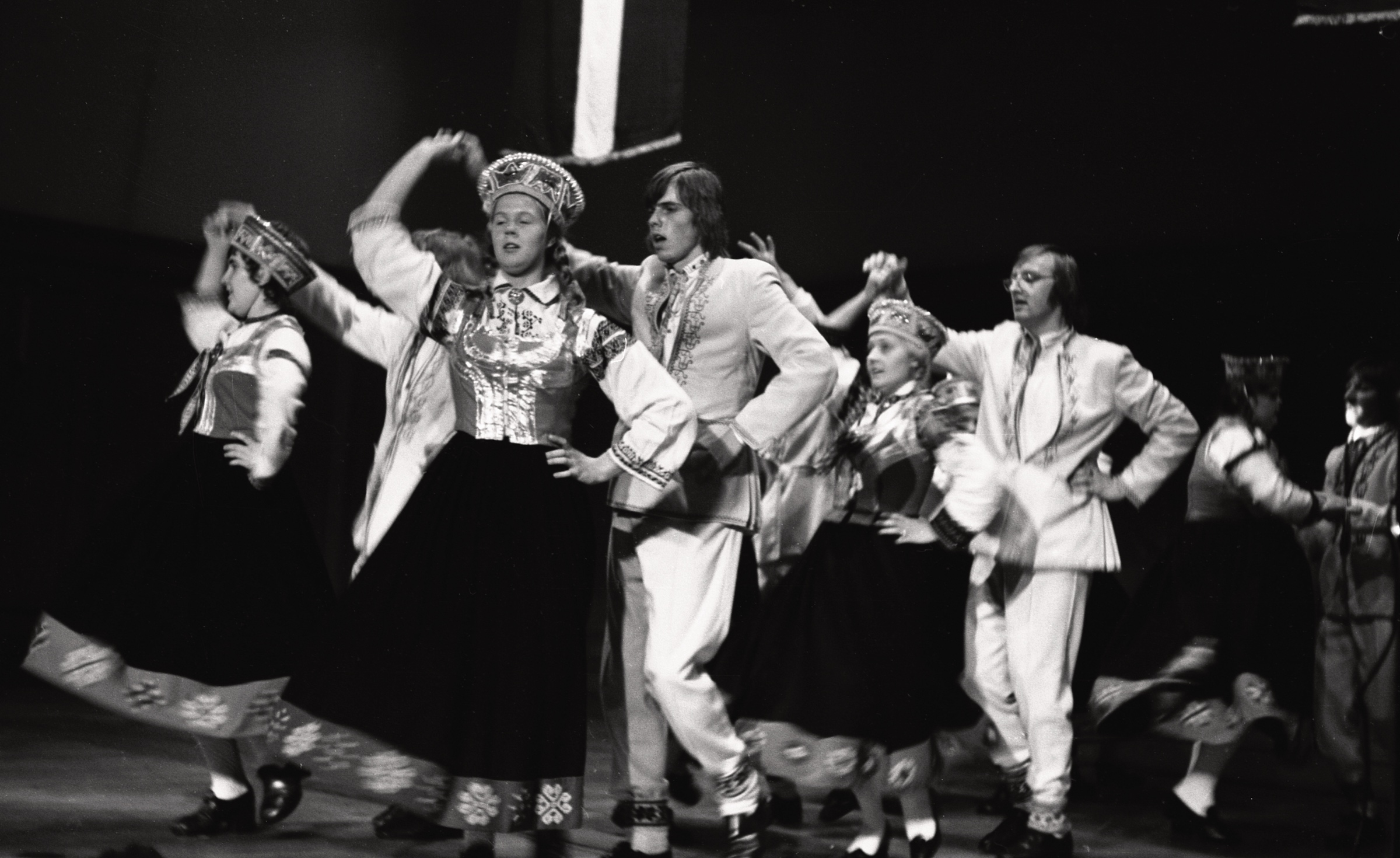 Halifaksas latviešu deju kopa 'Sprīdītis' uzstājas 2. Anglijas latviešu jaunatnes svētkos 1974. gada 31. augustā Lesteras universitātes telpās. No kr. Caroline Taukulis, Aina Užāns, Helmuts Lībietis, Maija Račicskis, Māris Andersons un Zīna Grigorjevs.