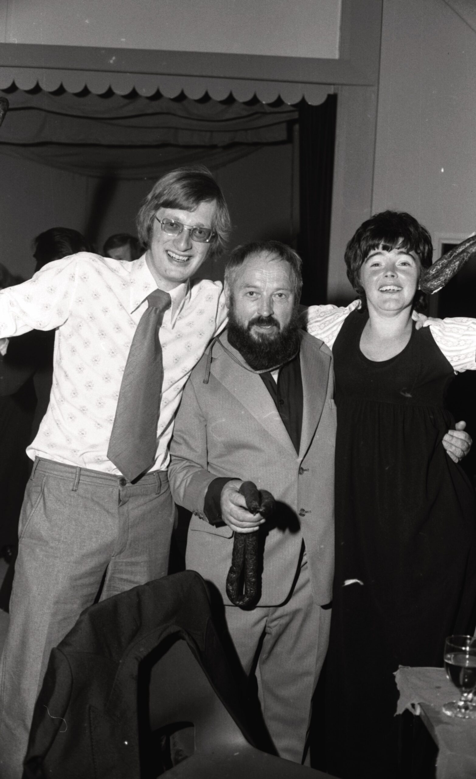 Dziedātājs Miķeļis Mežmalietis - vidū, savas 60. dzimšanas dienas svinībās, Londona, 1974. gads.