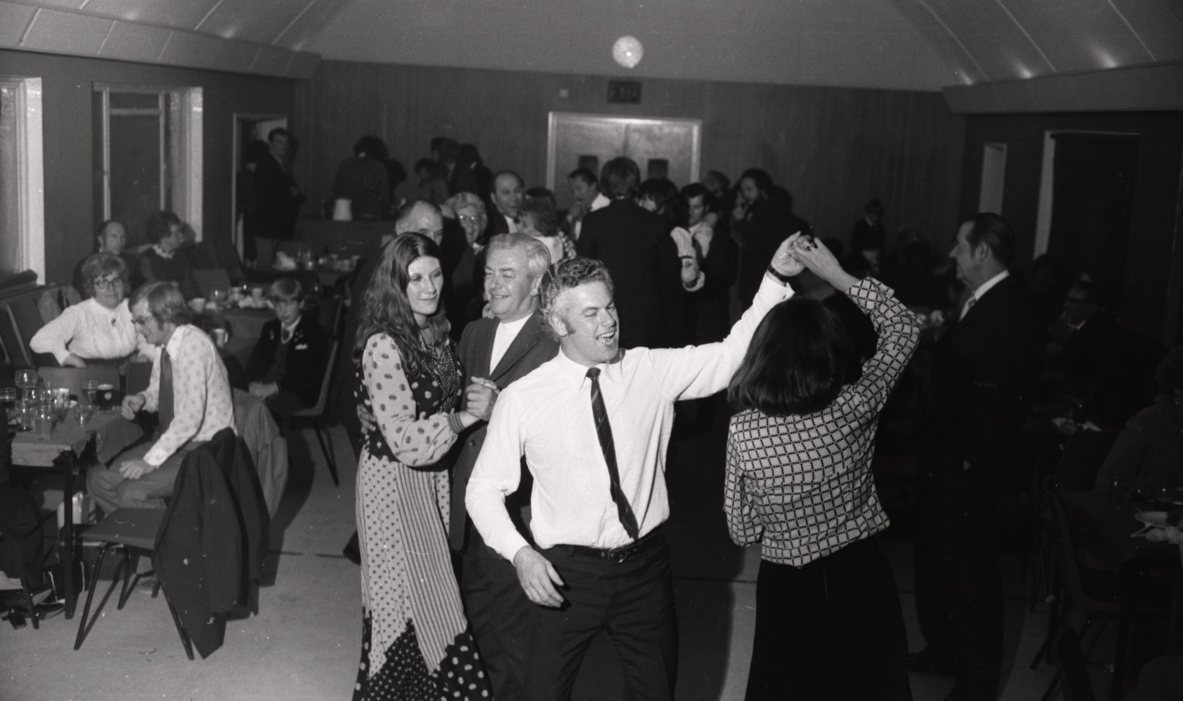 Dziedātāja Miķeļa Mežmalieša 60. dzimšanas dienas svinības Londonā, 1974. gads.