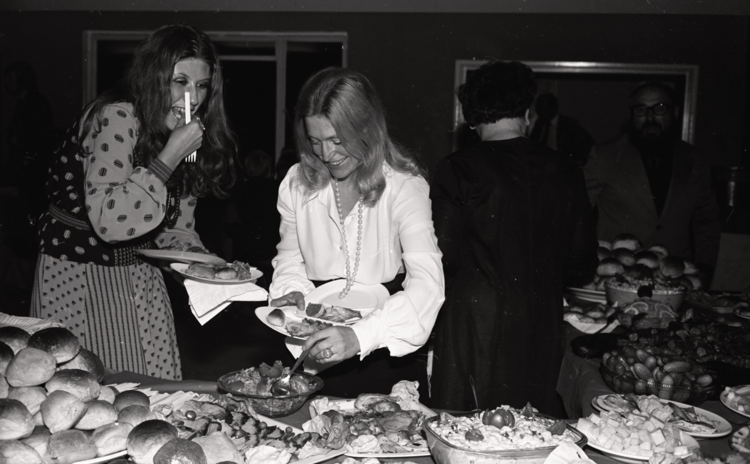 Dziedātāja Miķeļa Mežmalieša 60. jubilejas svinību cienasts, Londona, 1974. gads. Priekšā no kr. Renāta Naša.