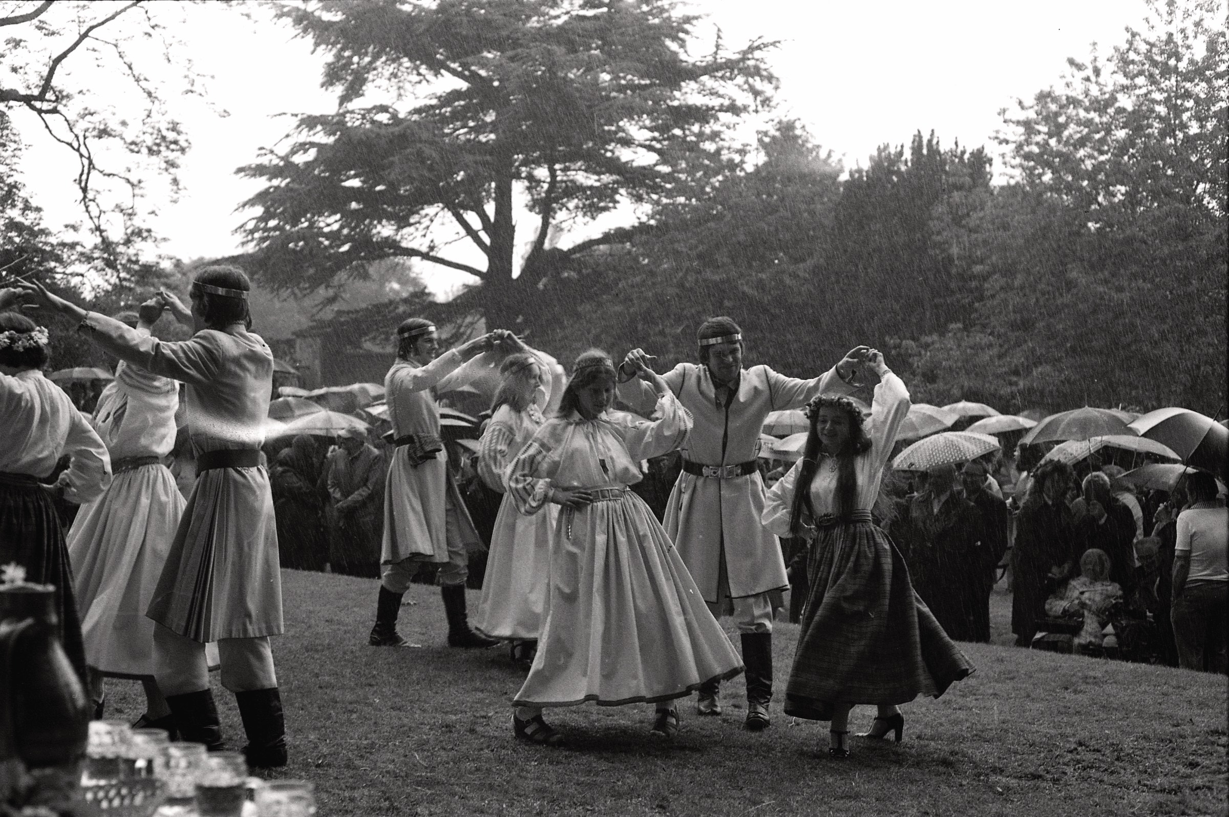 Līdsas latviešu deju kopa 'Kamoliņš' Ērikas Vilipsones deju uzvedumā 'Saules teiksma' Jāņu svinību laikā DVF lauku īpašumā 'Straumēni' 1977. gada 25. jūnijā, Catthorpe Manor, Lesteršīra.
