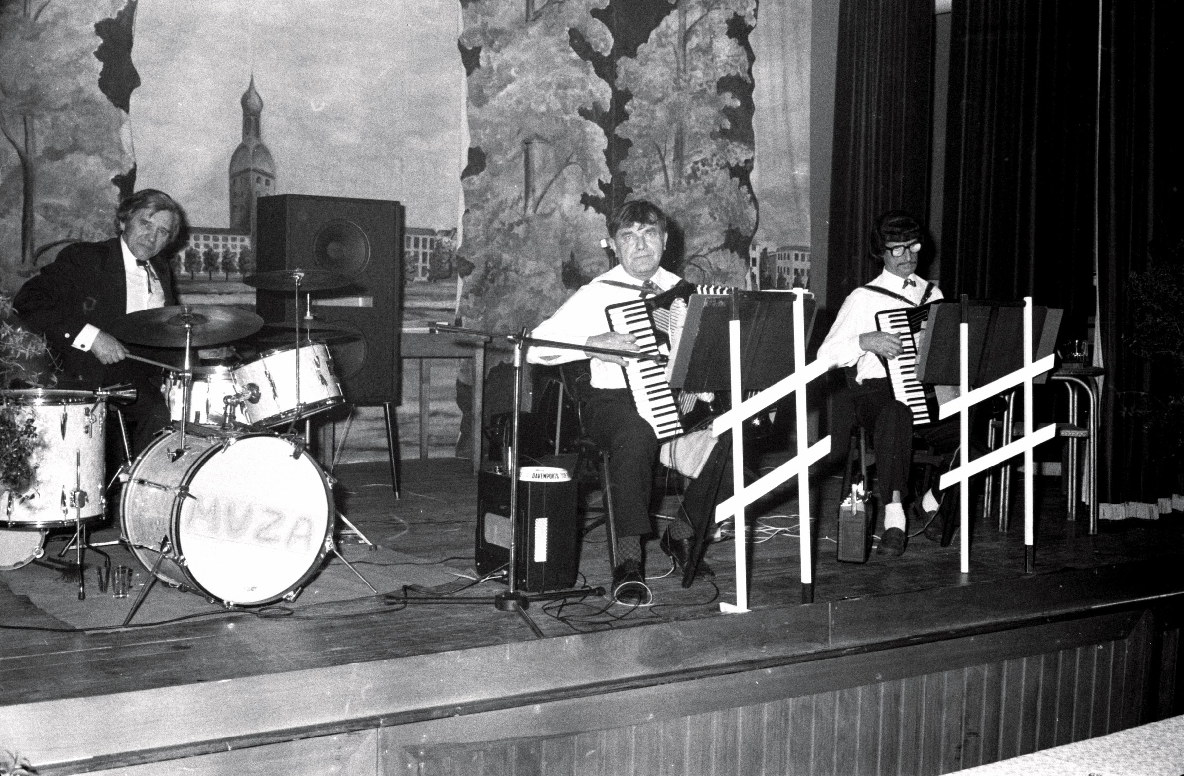 Deju kapella 'Mūza' uzstājas DVF Koventrijas nodaļas īpašumā 'Mūsmājas', Volstona, Varvikšīra, ap 1974. gadu.