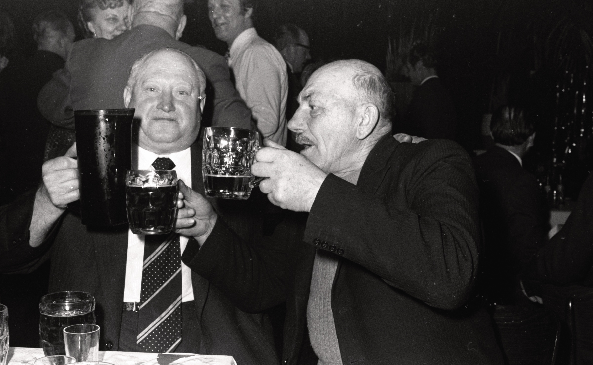 Svētki DVF Koventrijas nodaļas īpašumā 'Mūsmājas', Volstona, Varvikšīra, 1975. gads. No labās, Jūlijs Avotiņš.