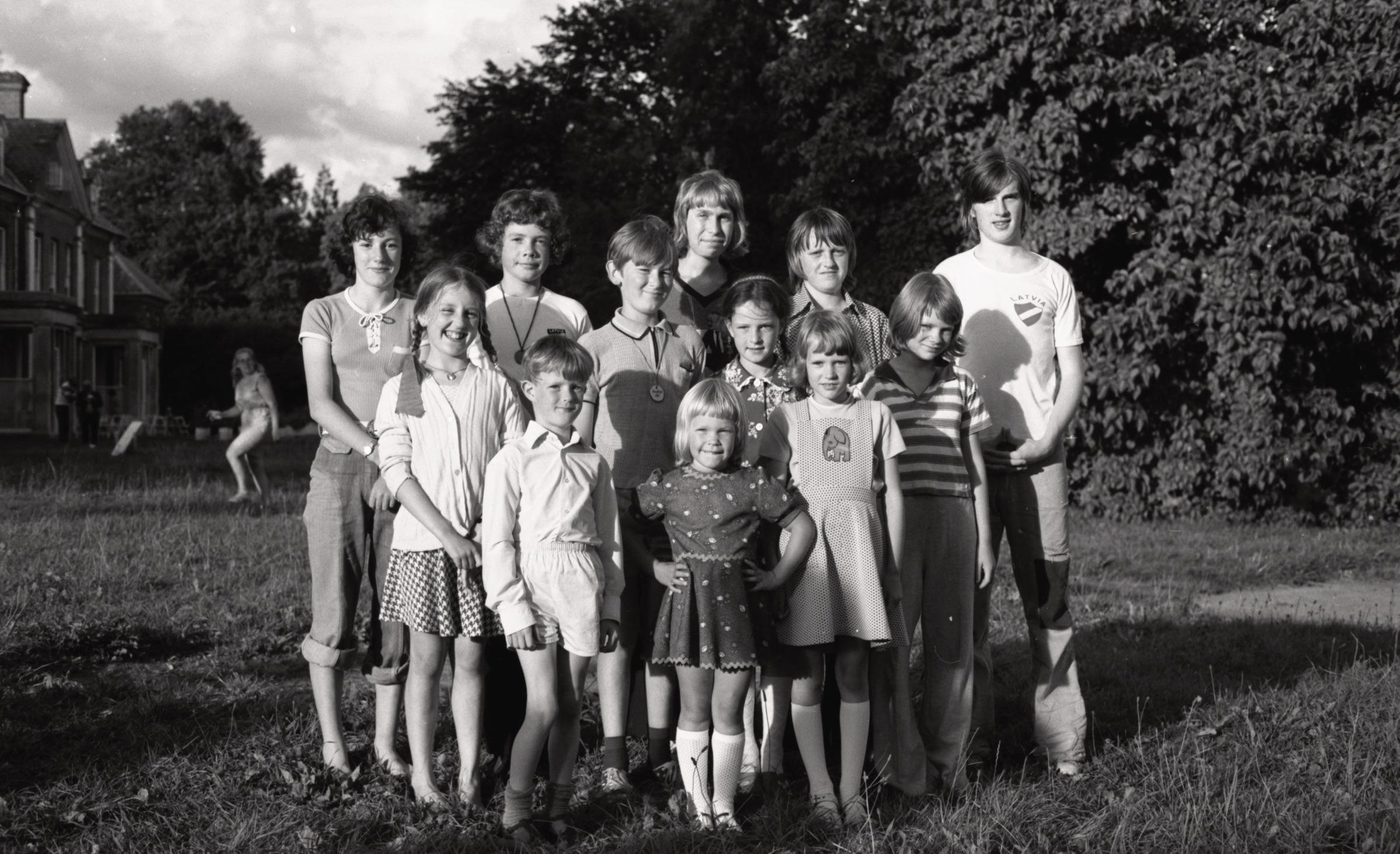 Bērnu nometnes sporta komanda LNPL Latviešu mājā Almelijā, Herefordšīrā, 1975. gads. No kr. aizmugurē Aina Lērums, Edgars Jansons, Mārtiņš Seibe, Jānis Spelis, Mārtiņš Dāle. Vidējā rindā no kr. Isabella Dāle, Kārlis North, Zinta Uskale, Dace Zaķis. Priekšā no kr. Valdis Užāns, Andra Frišvalds un Zane Zaķis.