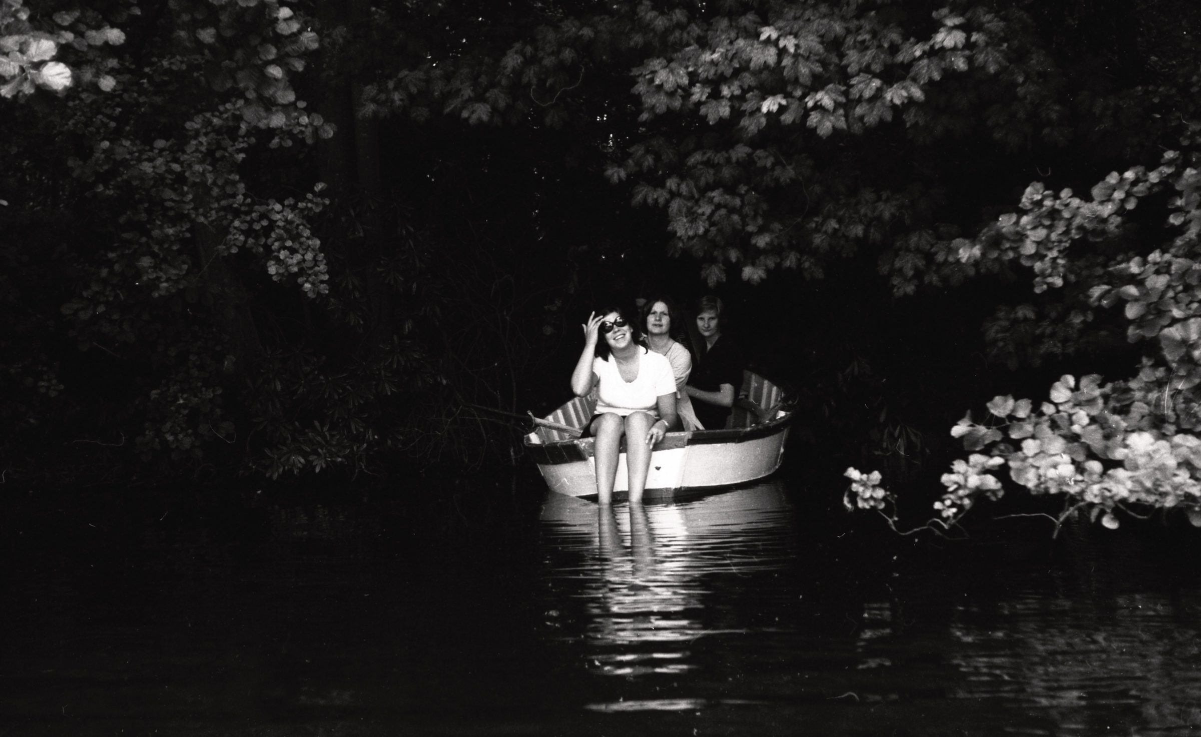 Laivā uz ezera, LNPL Latviešu māja Almelijā, Herefordšīrā, 1975. gada 23. augusts. Pirmā no labās Inga Krūmiņa.