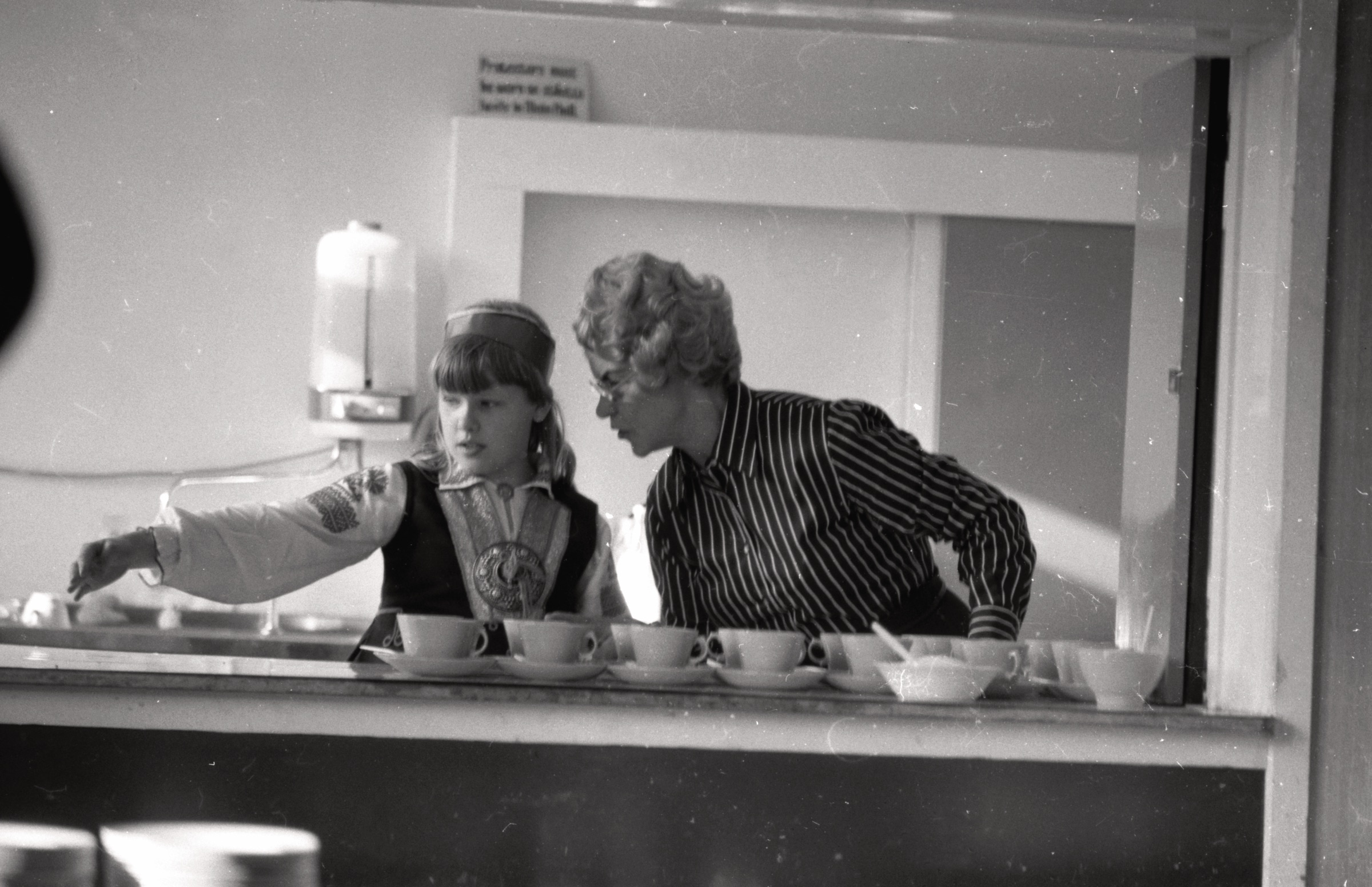 Sandra Strautnieks tautas tērpā un Natālija Miķelsone Birmingemas latviešu draudzes namā, Birmingema, 1975. gads.