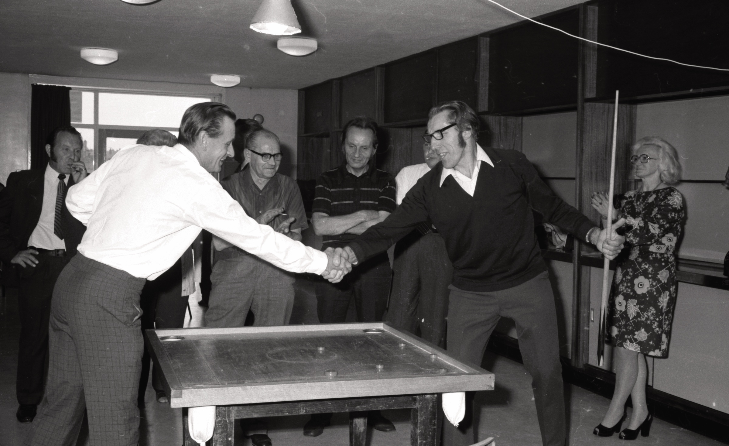 Novusa sacensības, 1975. gads. Sarokojas no kr. Alberts Balodis un Fricis Laudobelis. Pirmā no labās Biruta Sirsniņa, pirmais no kr. Jāzeps Mežalis.