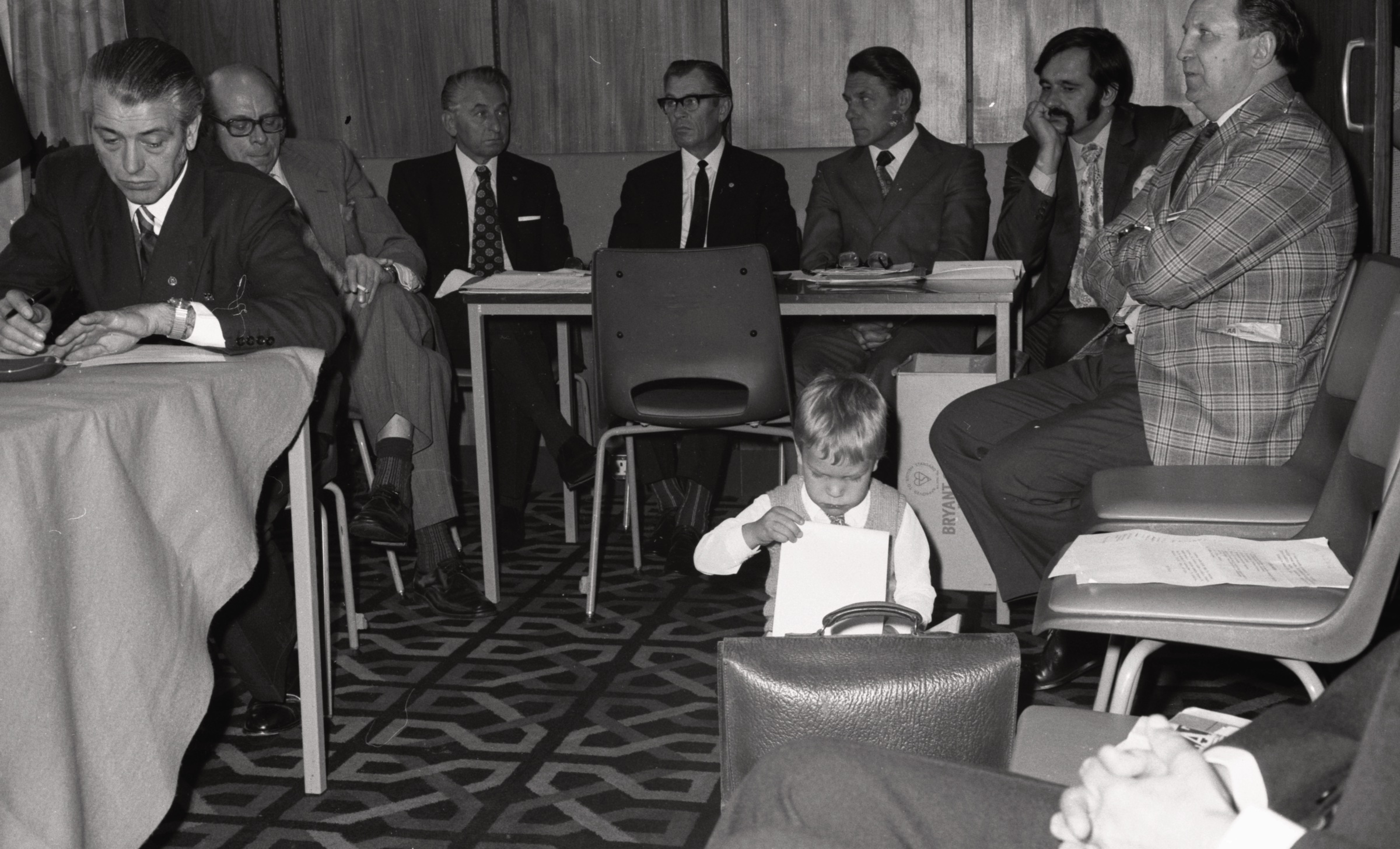 Kāda Daugavas vanagu sanāksme, 1975 gads. No kr. Jānis Rolavs, Sigurds Lindiņš, Alberts Kurzemnieks, Jānis Līdaks, Jānis Tauriņš, Valdis Auers, Alfrēds Ulmanis un mazais Jānis Frišvalds juniors.