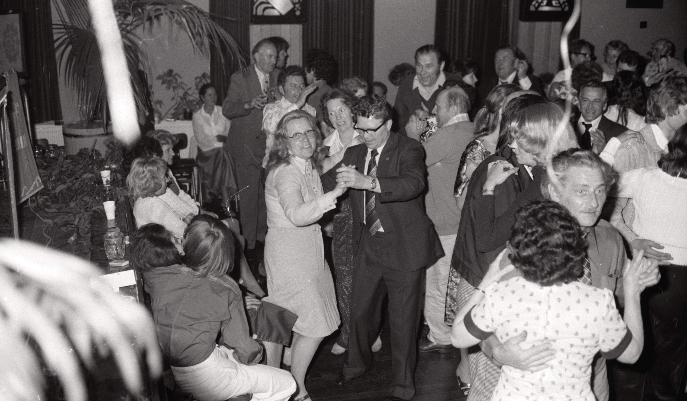 Latviešu balle DVF Koventrijas nodaļas īpašumā 'Mūsmājas', Volstona, Varvikšīra, ap 1975. gadu. Vidū dejo Zenta Blezūrs un Jāzeps Zolnerčiks.