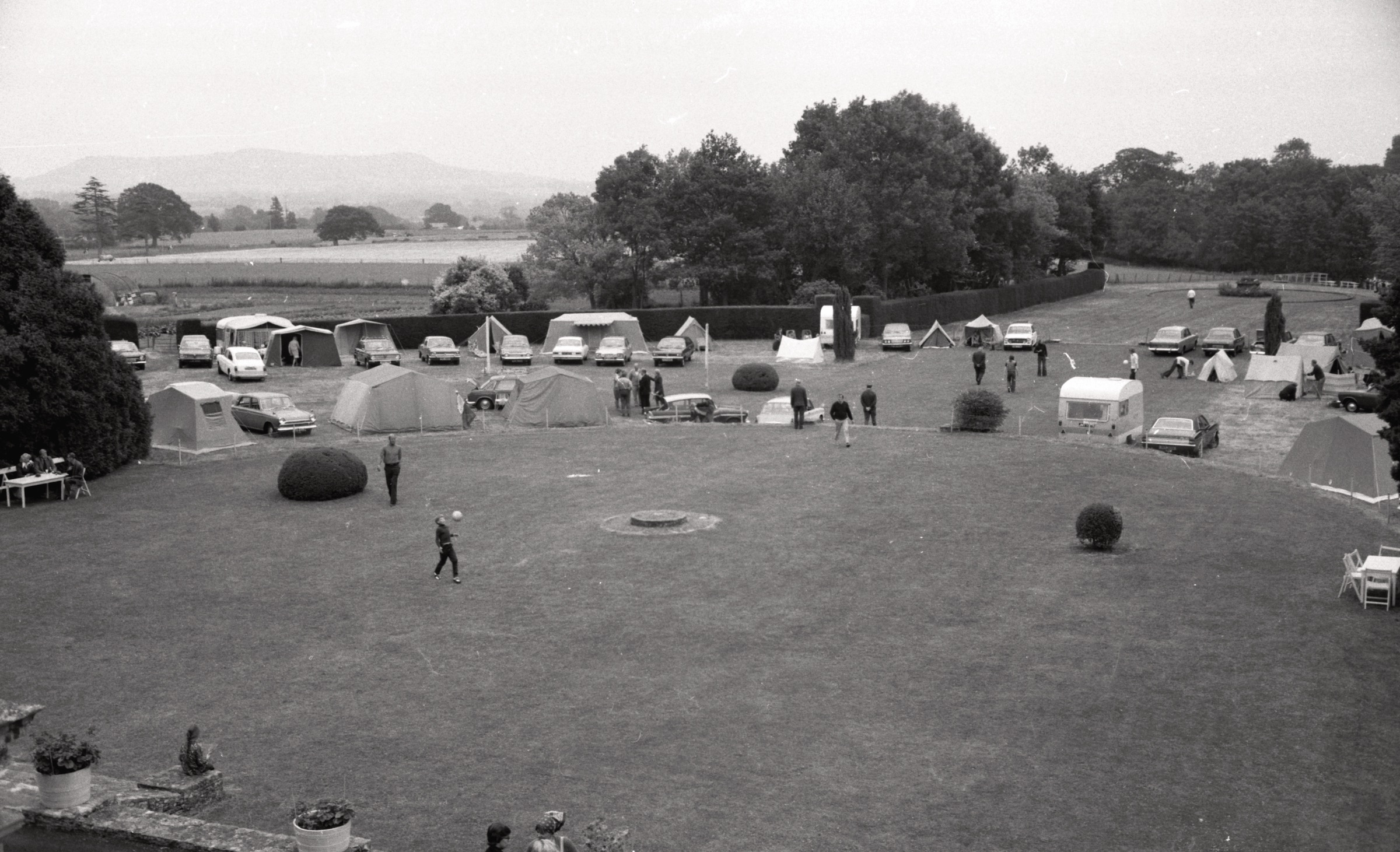 Līgotāju teltis gadskārtējām Jāņu svinībām pie LNPL Latviešu mājas Almelijā, Herefordšīrā, 1975. gada 28.-29. jūnijs.