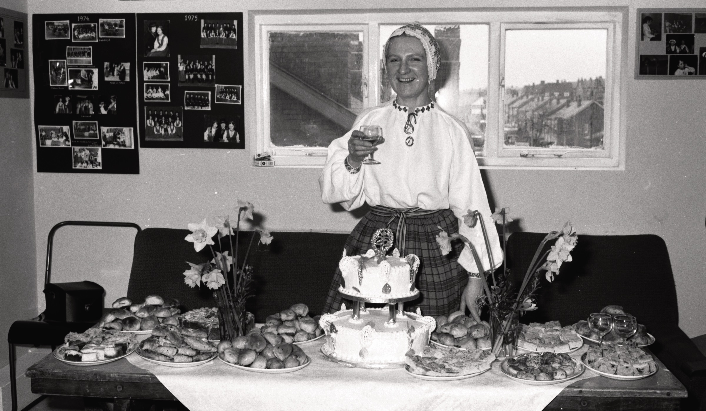 Latviešu deju kopas 'Kamoliņš' vadītāja Ilga Mieriņa kopas 25 gadu jubilejas sarīkojumā 1975. gada 31. martā DVF namā Līdsā.