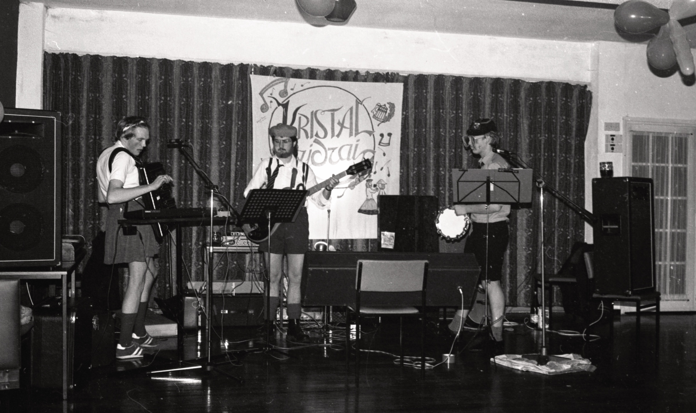 Mūzikas ansamblis 'Kristāl dzidrais' uzstājas DVF lauku īpašumā 'Straumēni', Catthorpe Manor, Lesteršīra, 1980. gadi. No kr. Jānis Zaķis, Bobs Fišers un Rolands Blezūrs.