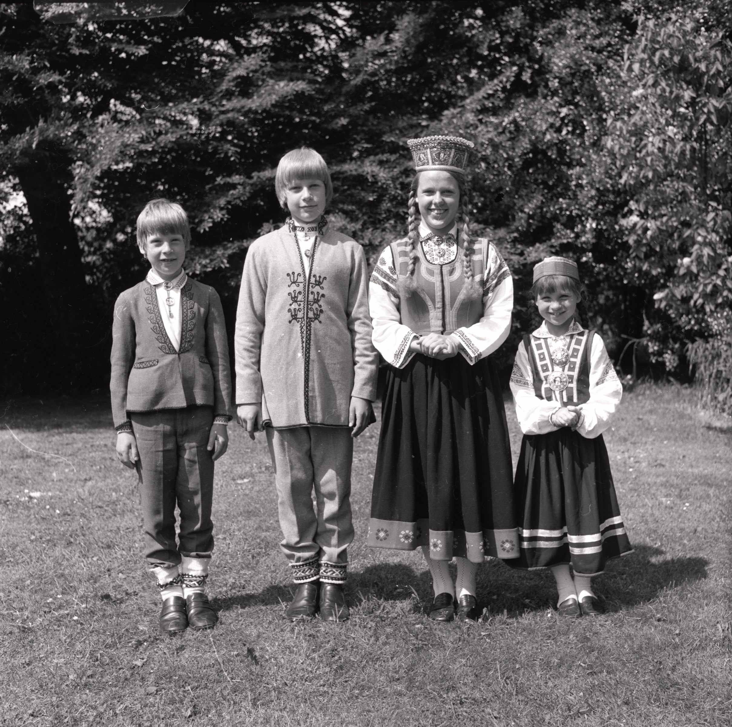 Blezūru ģimenes bērni LNPL Latviešu mājā Almelijā, Herefordšīrā, 1975. gads. No kr. - Ojārs, Rolands, Brigita un Anita. 