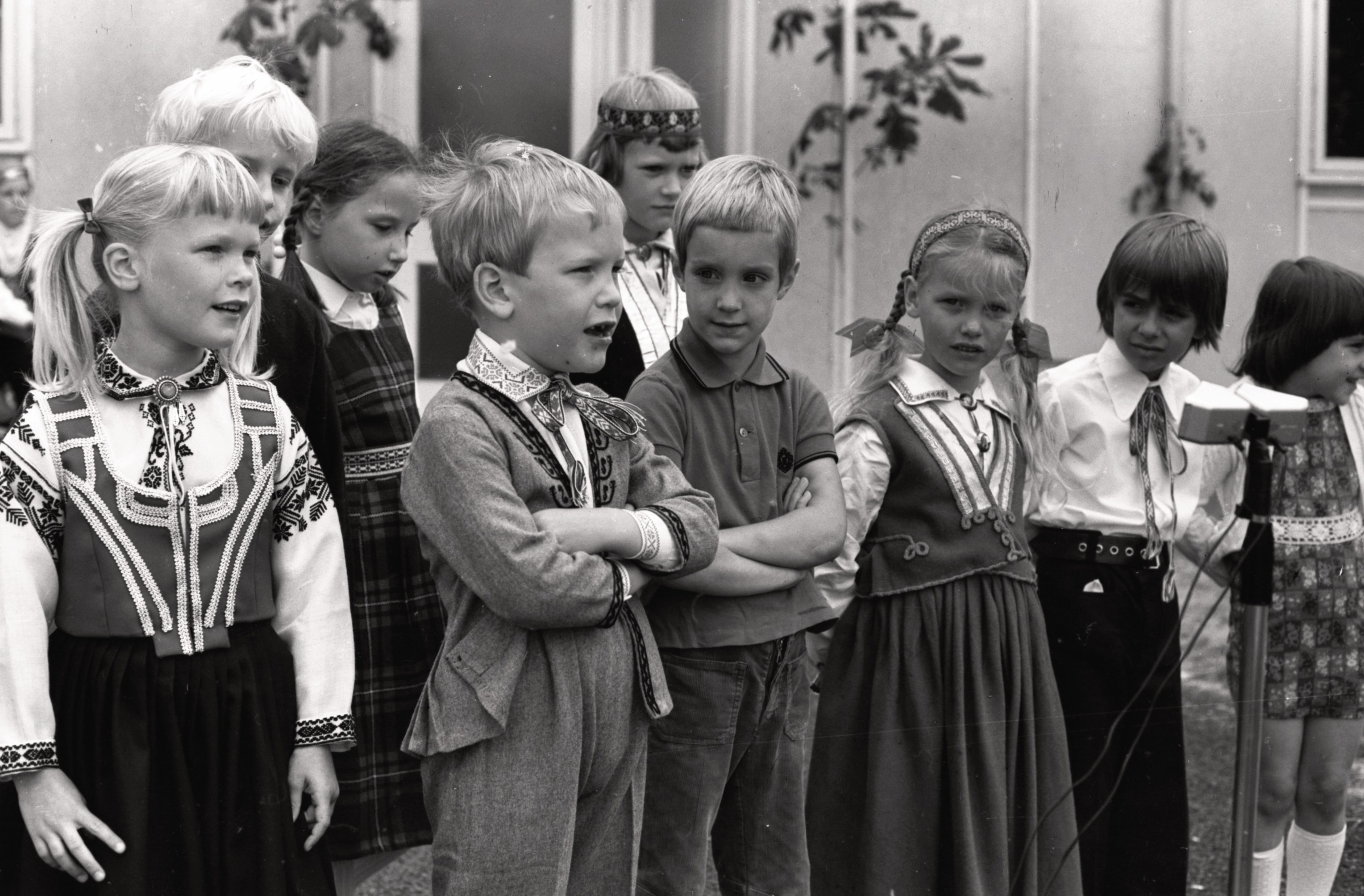 Priekšnesumi bērnu nometnē, LNPL Latviešu māja Almelijā, Herefordšīrā, 1976. gads. No kr. priekšā Andra Frišvalds, Jānis Frišvalds, nezināms , Indra Jefimova, Daunis Auers. Aizmugurē no labās Zane Zaķis, Eva Martins un Kims Ligers.