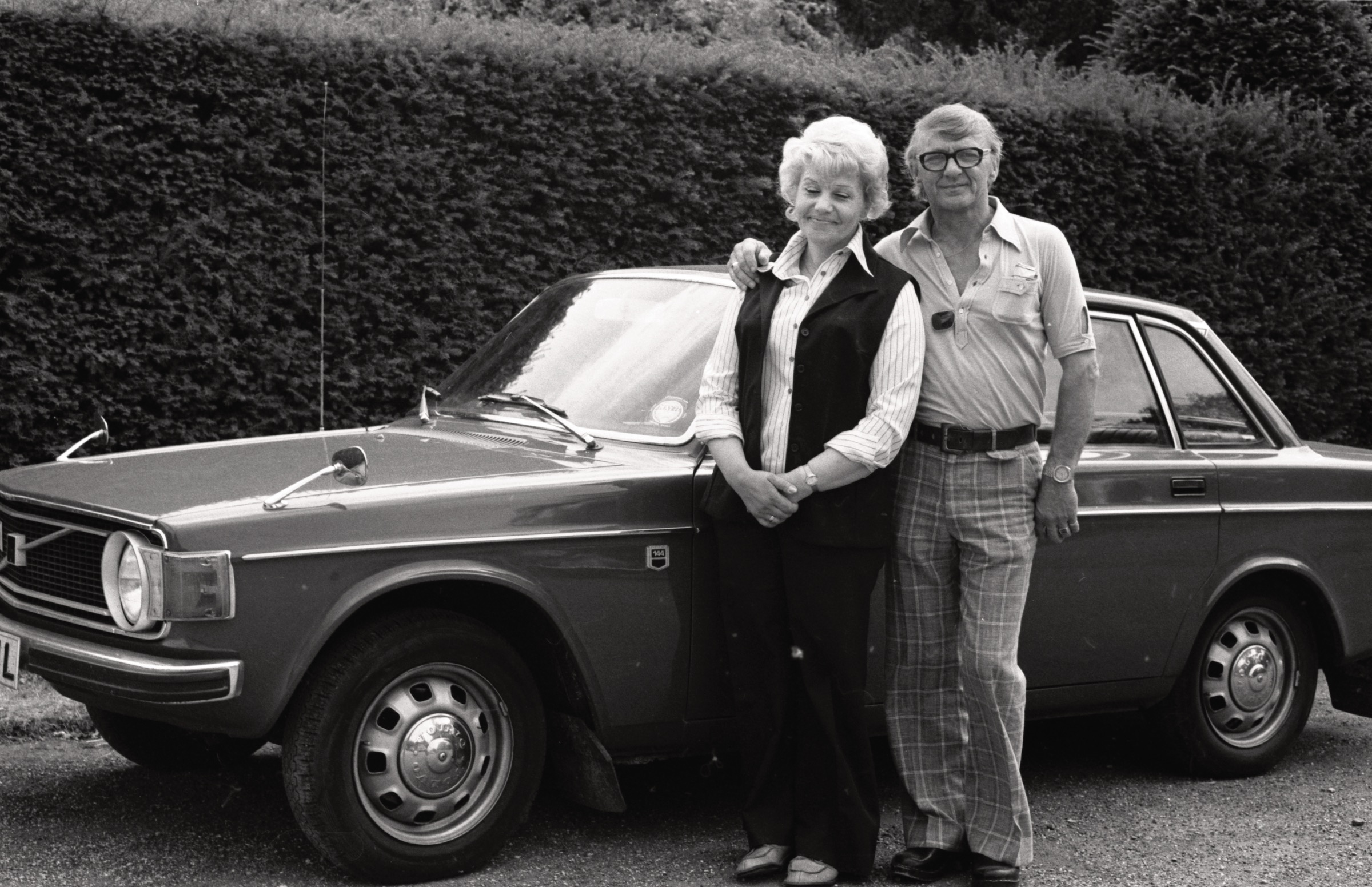 Latvieši pie savas automašīnas 'Volvo 144' DVF lauku īpašumā 'Straumēni', Catthorpe Manor, Lesteršīra, 1976. gads.