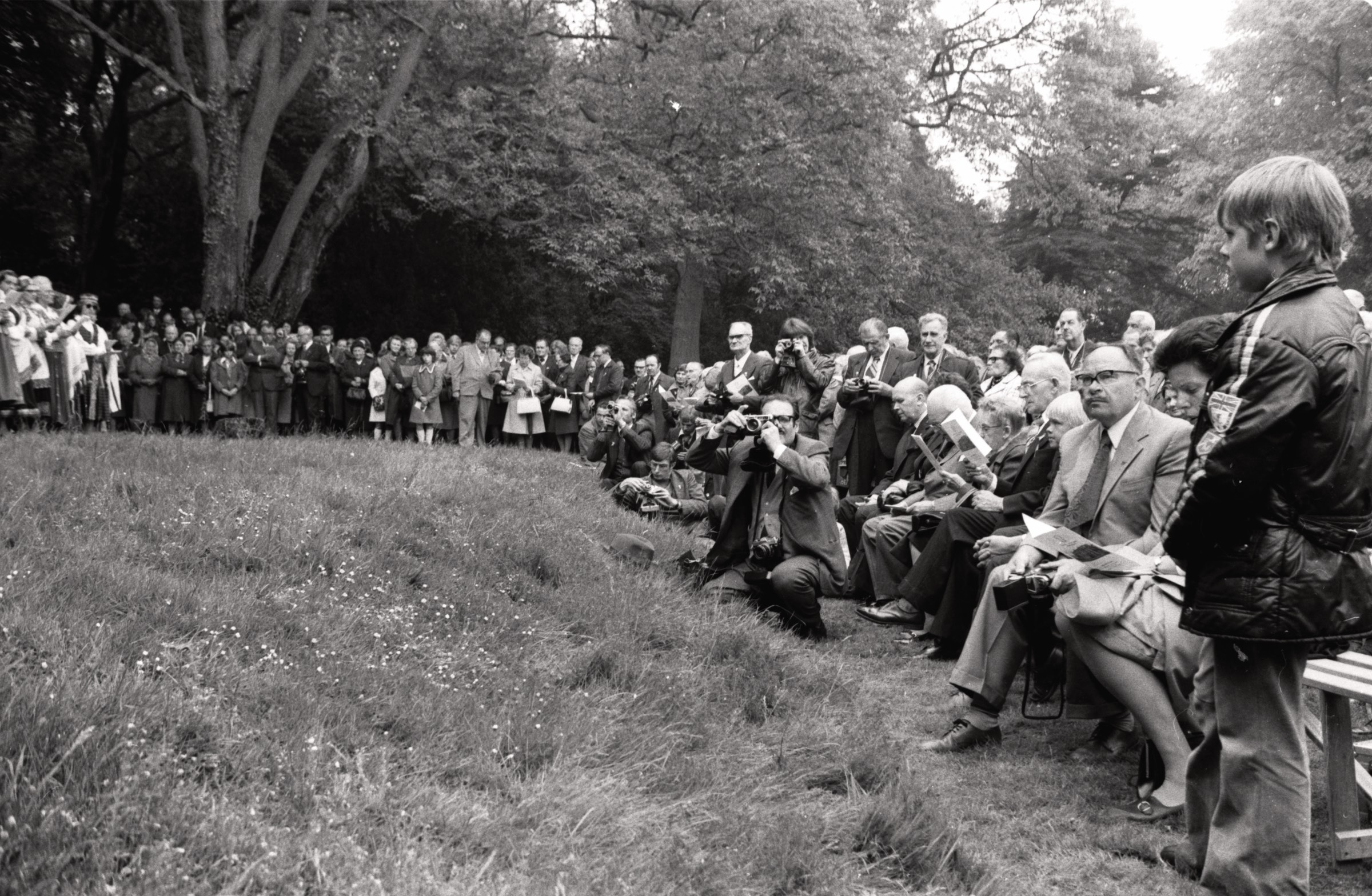 DVF lauku īpašuma 'Straumēni' iesvētīšana 1976. gada 29. maijā, Catthorpe Manor, Lesteršīra. Svinībās piedalījās ap 1800 latviešu.