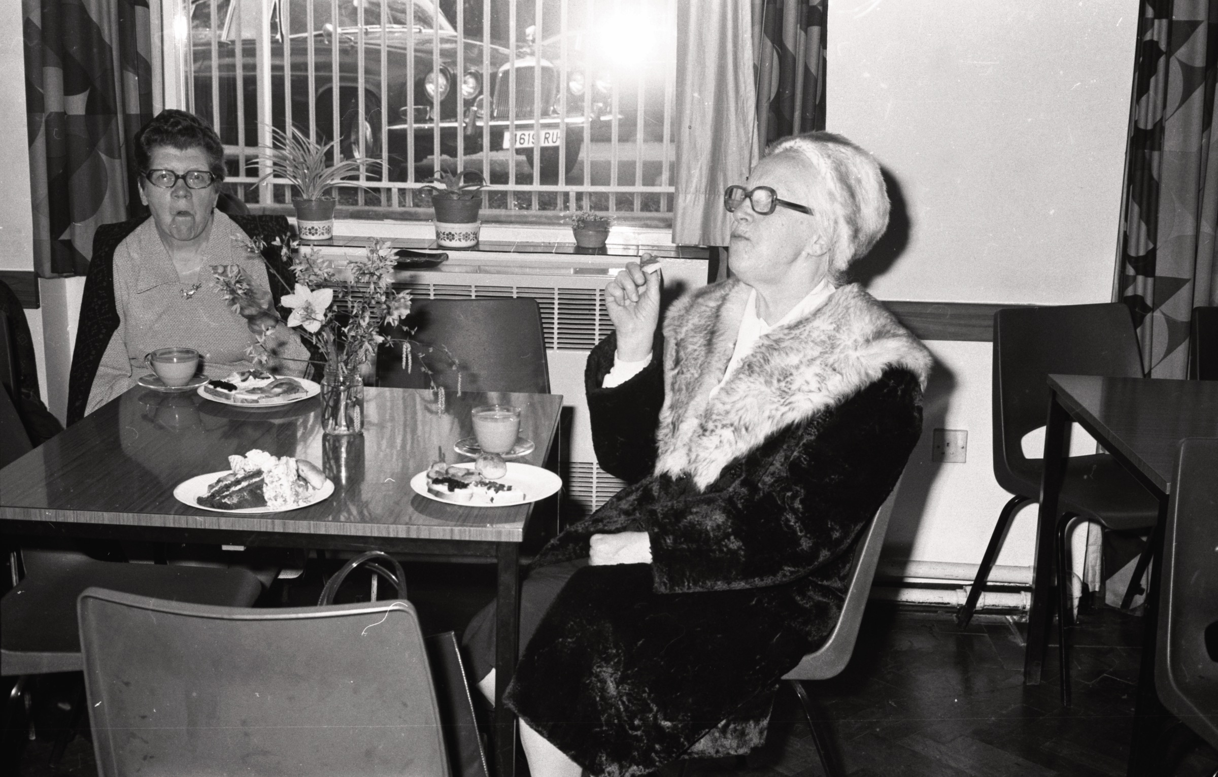 Pēcpusdienas tēja, 1976. gads. No labās Alvīne Pokšāns, Harija Blezūra sievas māte.