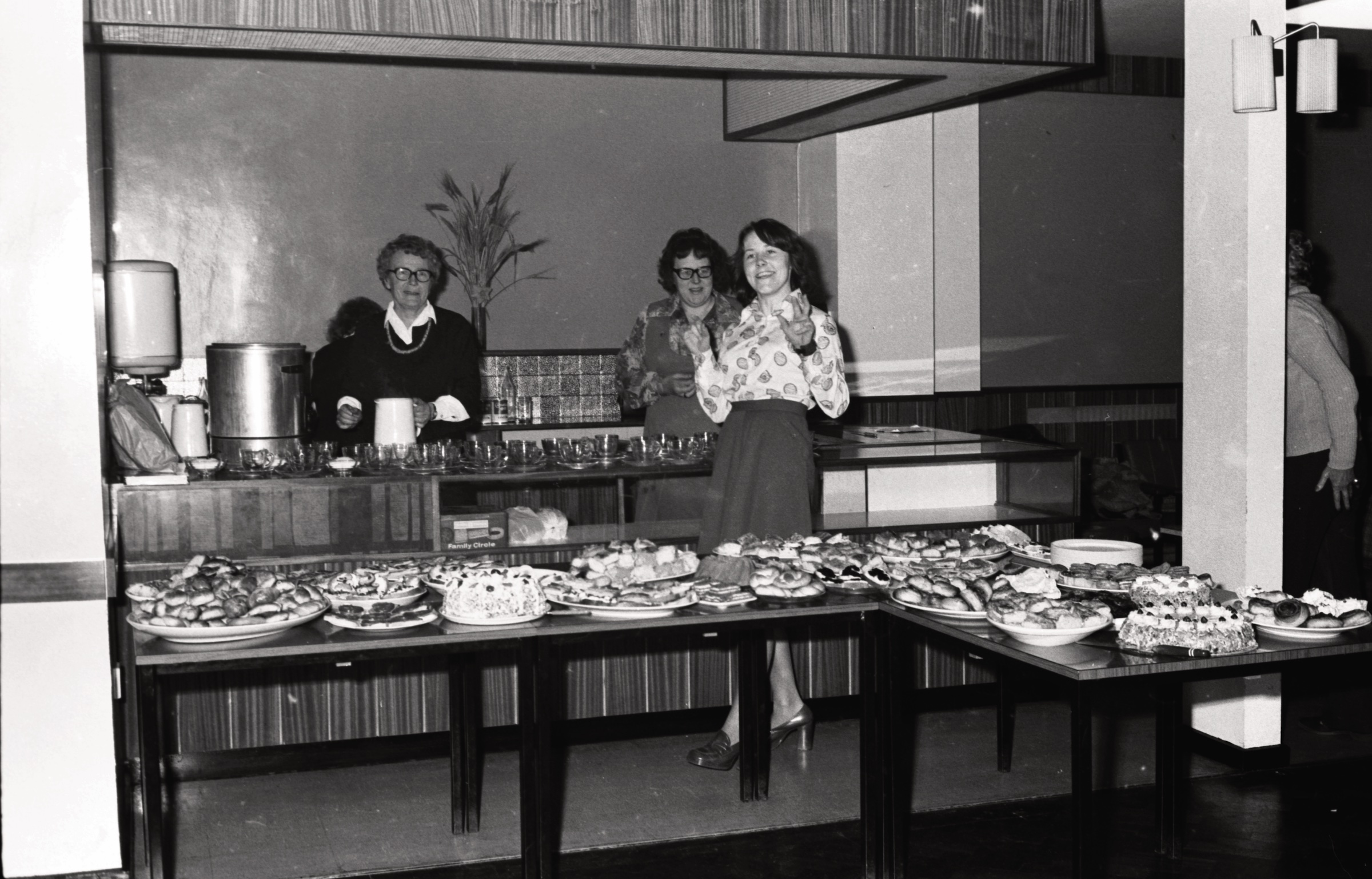 Latviešu ēdienu galds un čaklās Daugavas vanadzes - Astrīda Ozols (labajā pusē) ar māti, 1976. gads.
