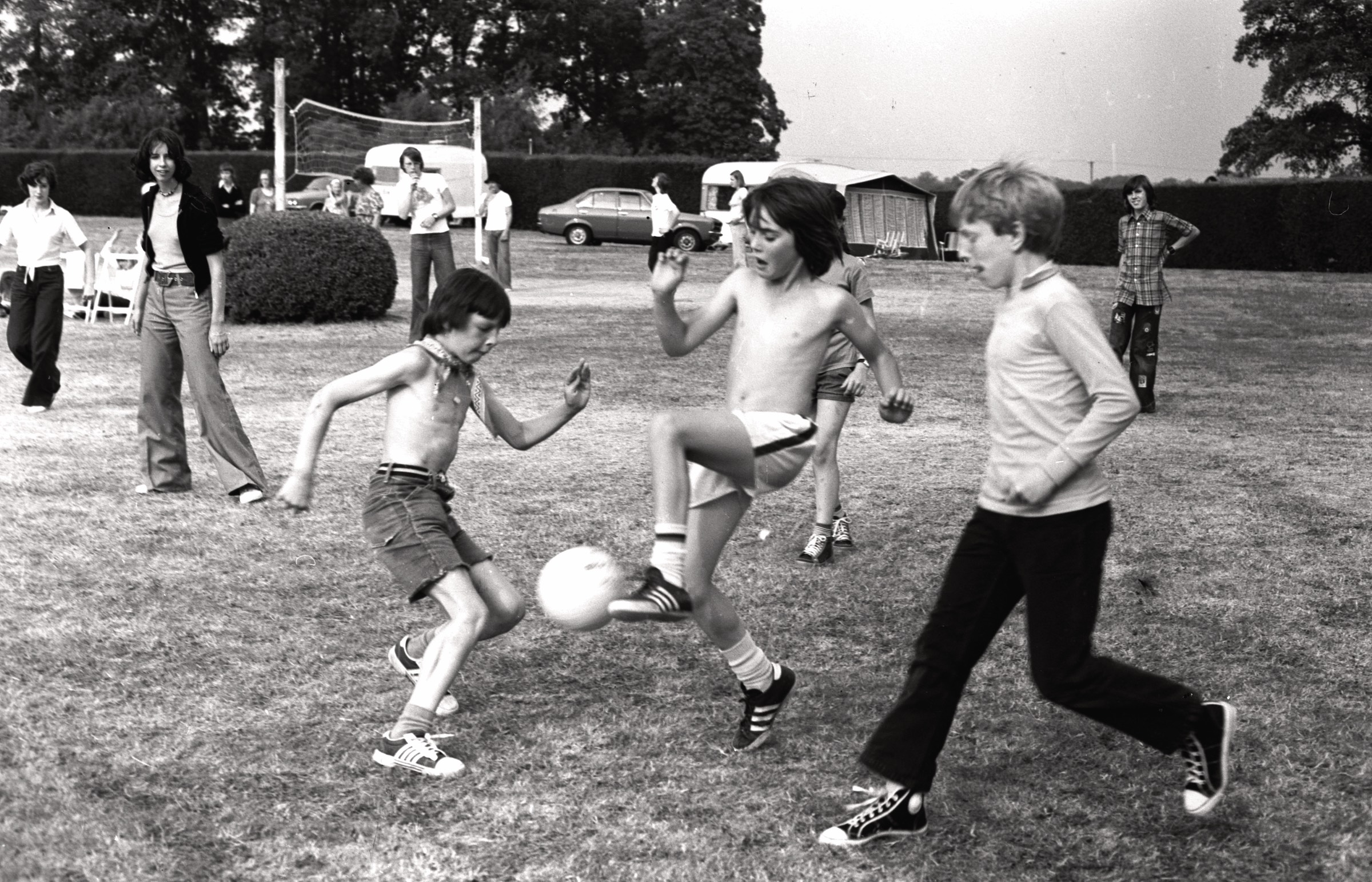 Futbols LNPL Latviešu mājā Almelijā, Herefordšīrā, 1976. gads. Priekšplānā no kr. Ēriks Uskalis, Simons Lokers un Andrejs Durvards.