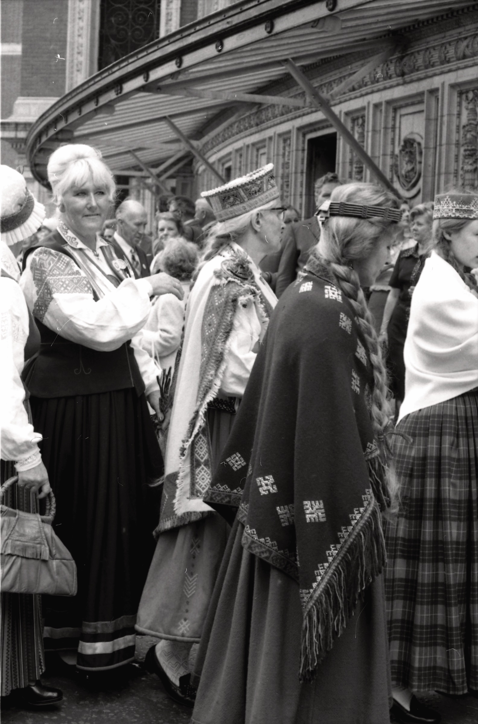 Koristes pie Albert Hall 4. Eiropas latviešu dziesmu svētku Londonā laikā, 1977. gada 26.-31. jūlijs.