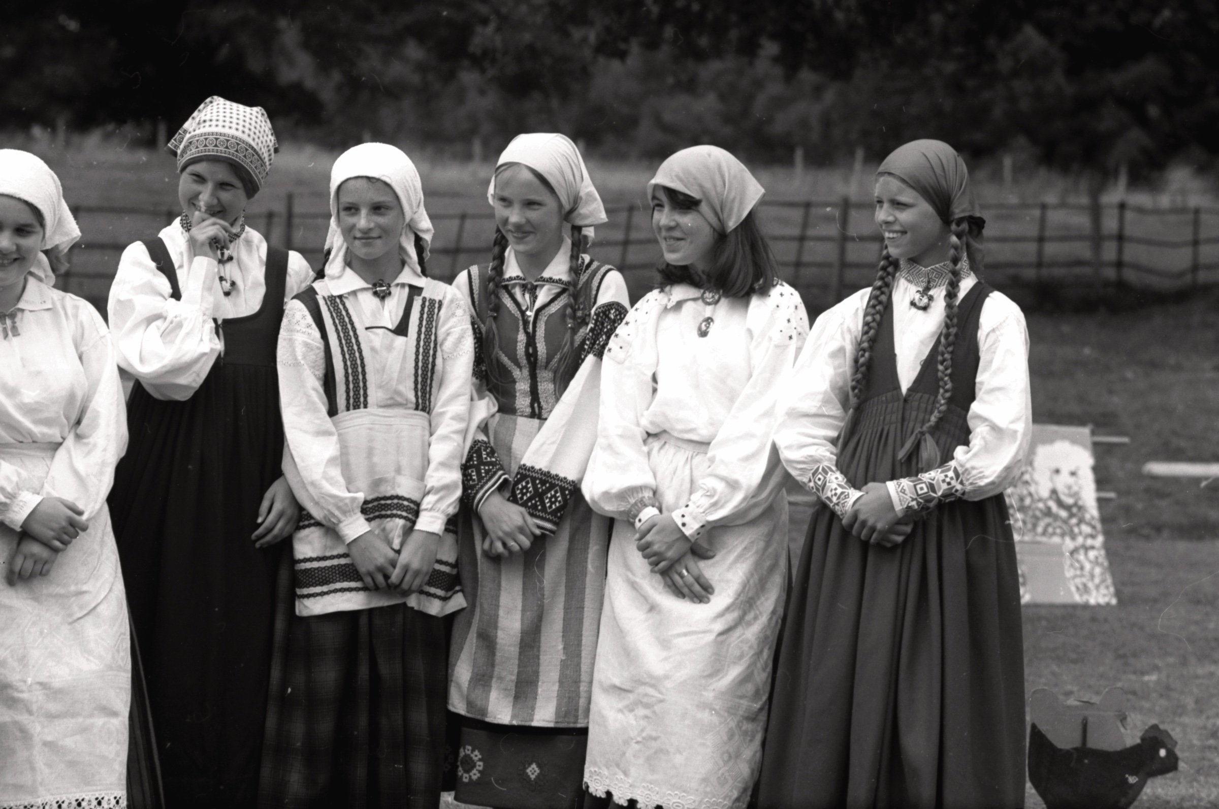 Bērnu nometnes priekšnesums LNPL Latviešu mājā Almelijā, Herefordšīrā, 1978. gads. No kr. Jāna Tetere, Ārija Jefimova, Zinta Uskale, Inga Avotiņa, Inta Āboliņa un Biruta Jefimova.