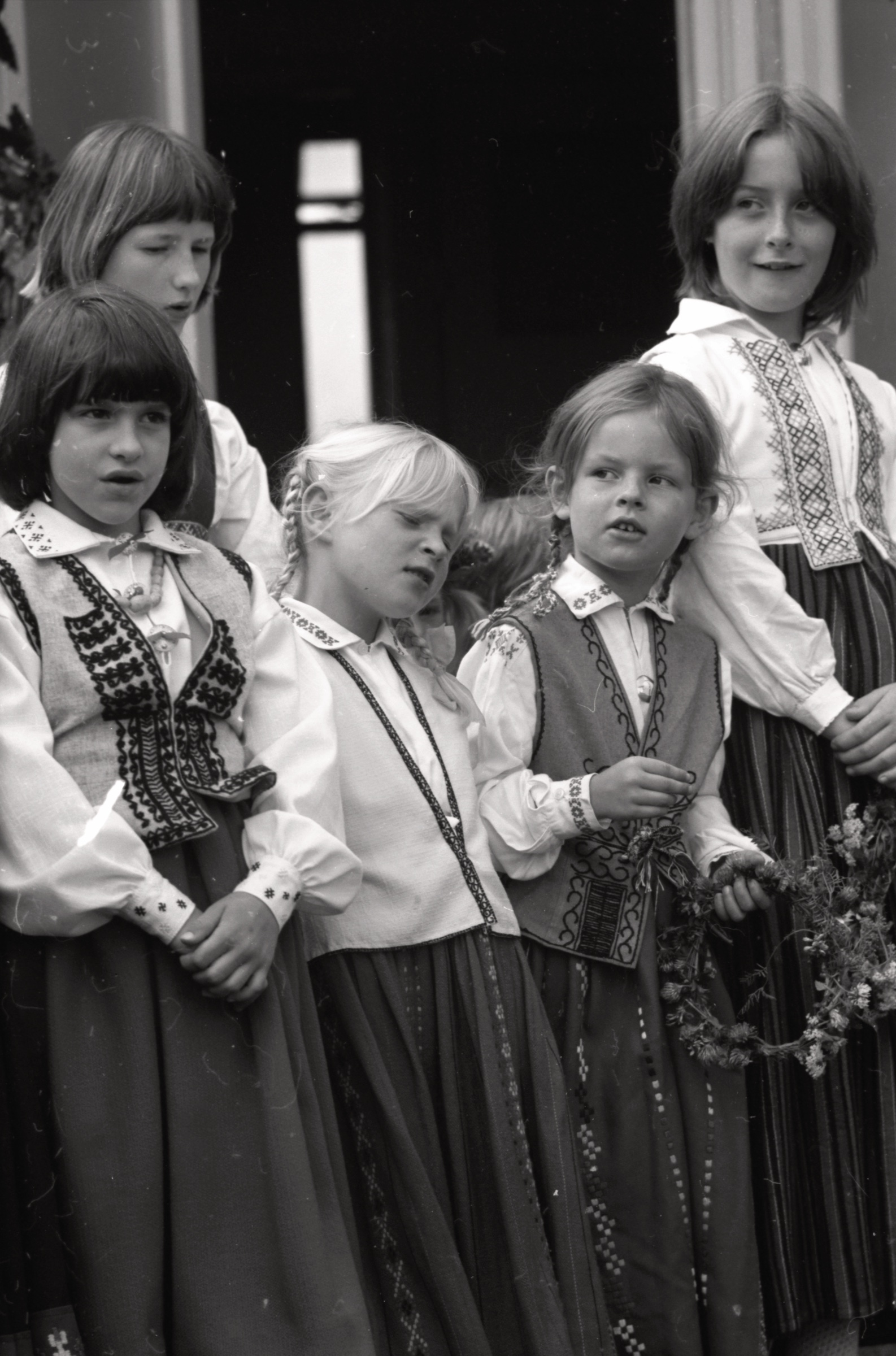Bērnu nometnes priekšnesums LNPL Latviešu mājā Almelijā, Herefordšīrā, 1978. gads. No kr. priekšplānā Ingrīda Ligere, Tamāra Dempsey un Līvija Uskalis.