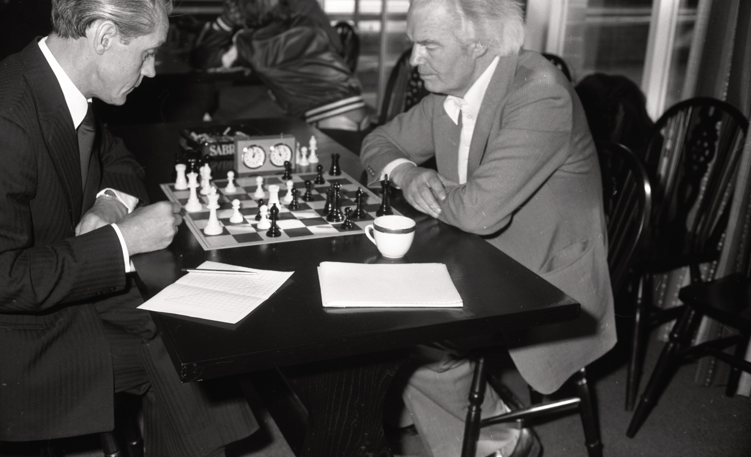 Šaha duelis DVF lauku īpašumā 'Straumēni', Catthorpe Manor, Lesteršīra, 1978. gads. No kr. Antons Šķietnieks un Arnolds Mazītis.