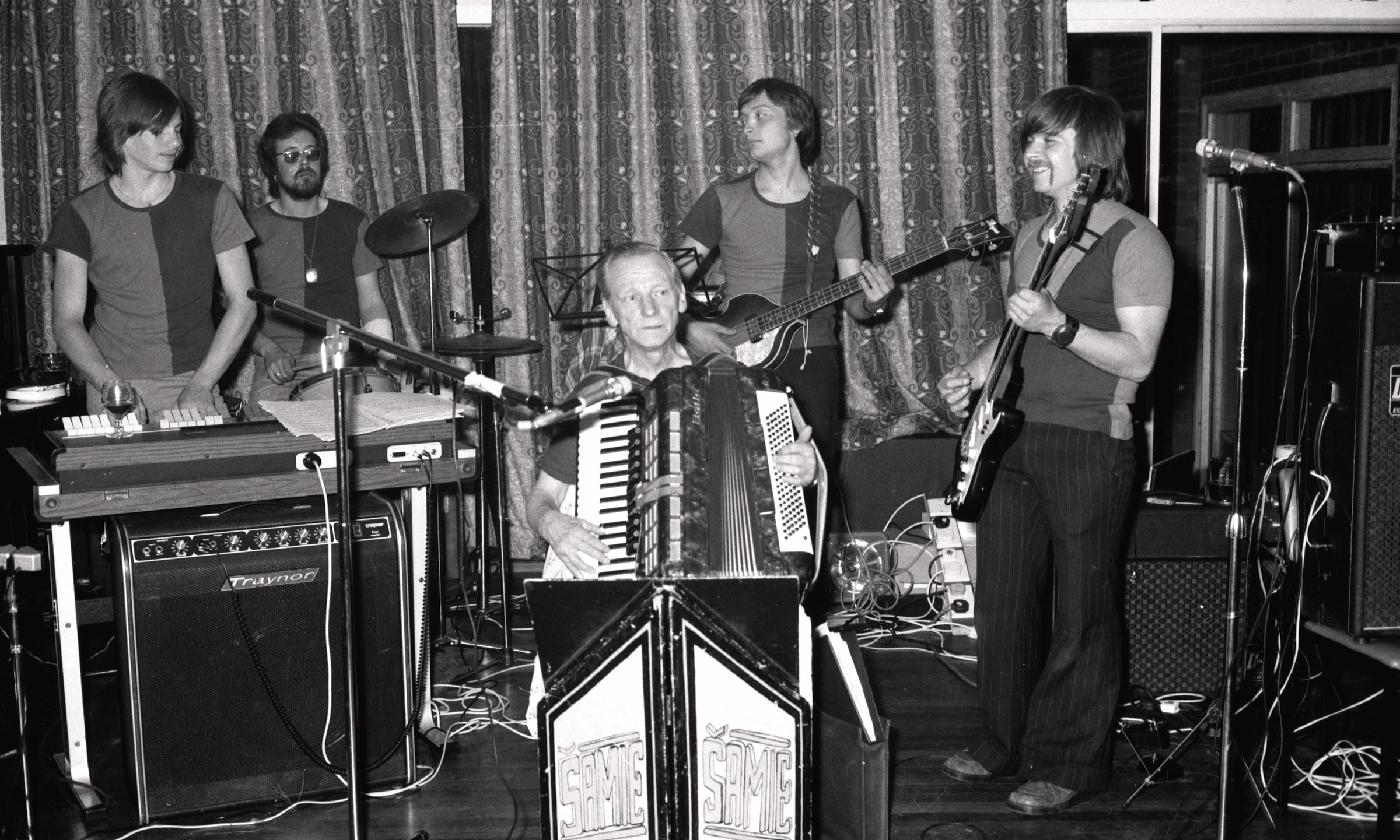 Mūzikas ansamblis 'Šamie' uzstājas DVF lauku īpašumā 'Straumēni', Catthorpe Manor, Lesteršīra, 1978. gads. No kr. Raimonds Jursiņš, Andris Klievēns, Reinis Gabaliņš, Āris Trēziņš, Viesturs Silinskis.